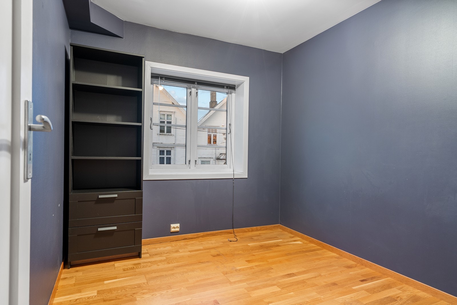 Soverom med persienner i vindu. Galleribilde