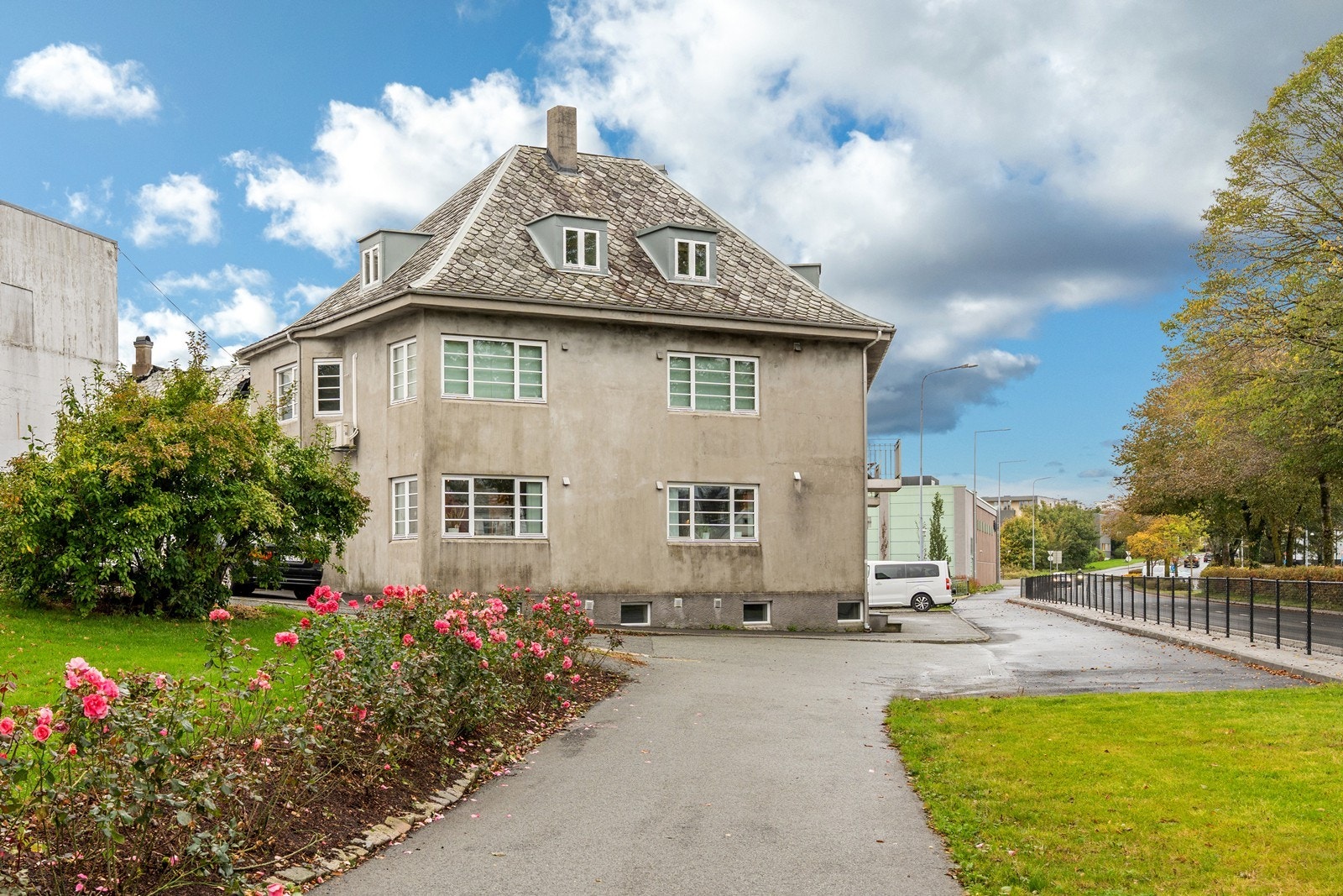 Park grenser til tomta. Leiligheten ligger på en pent opparbeidet felles tomt som inkluderer asfalterteparkeringsarealer og et fint gårdsrom med kveldssol. Galleribilde