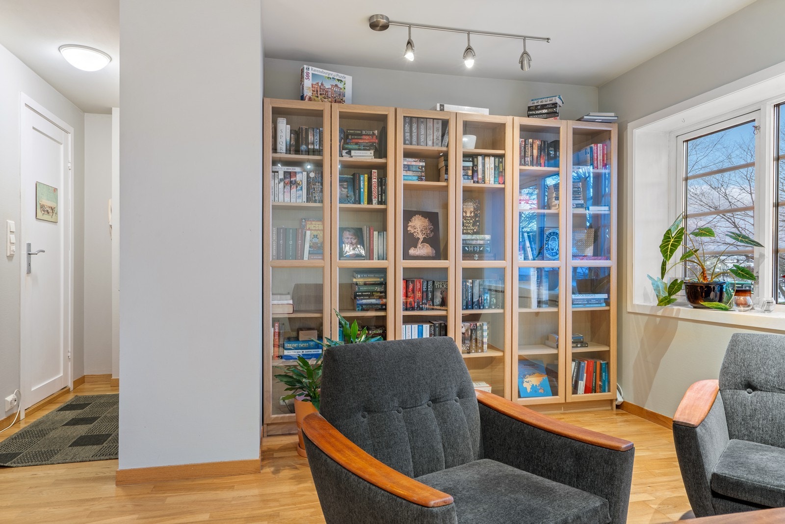 Hele leiligheten har malt strie på gipsplater på vegger og eikeparkett på gulv. Veggene er fine og har ikke hull fra oppheng av bilder o.l. Galleribilde