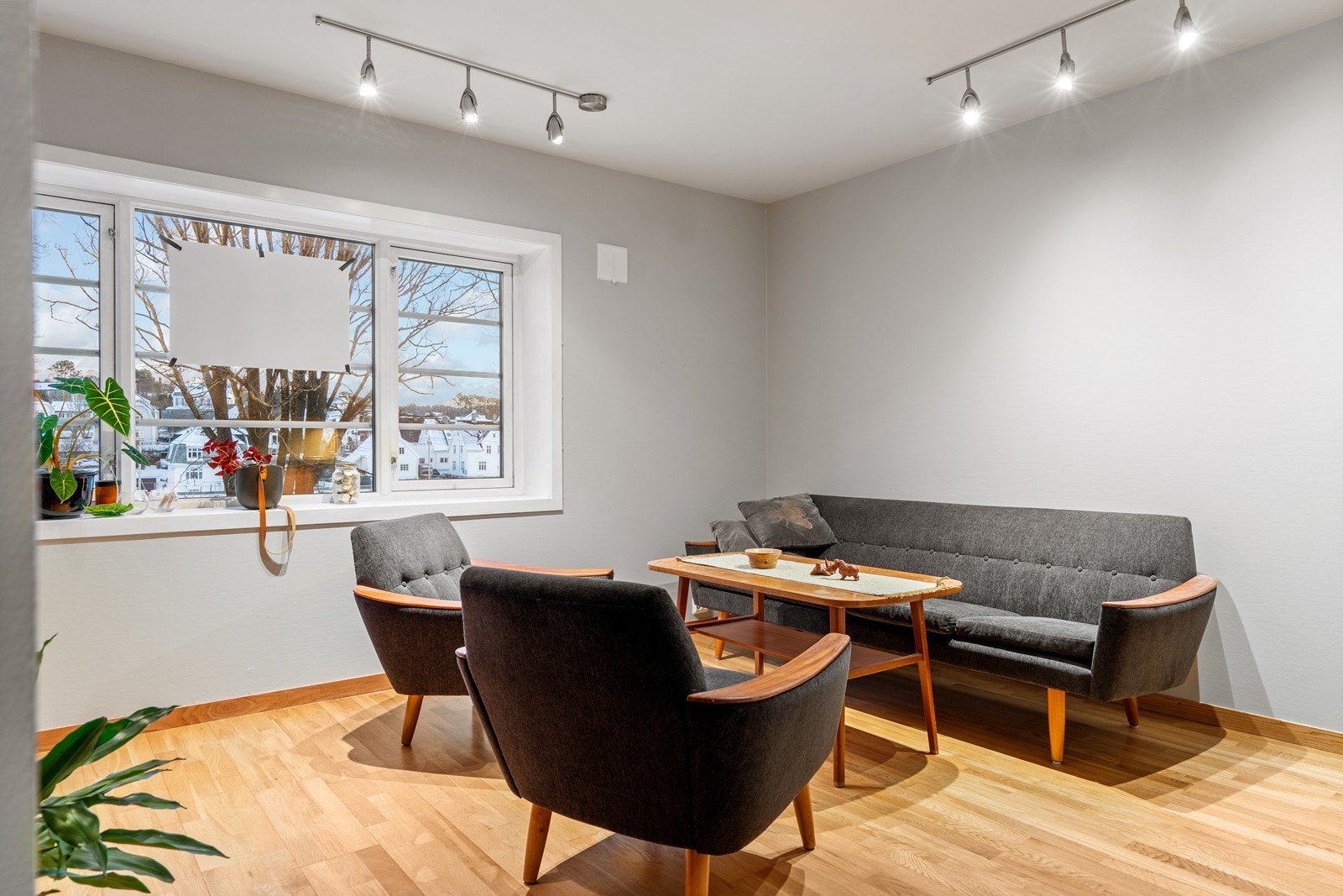 Stua har sprosser på vinduer og spottskinner m/dimmere i tak både i stua og på kjøkken. Selges møblert som på visning med unntak av salongen i stua. Galleribilde