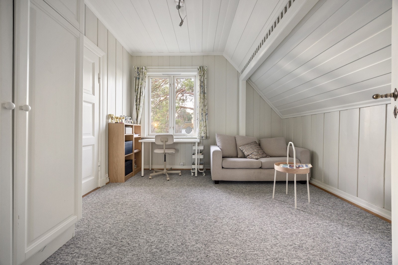 Rommene er lett møblerbare og passer utmerket som barnerom, soverom, kontor eller gjesterom.