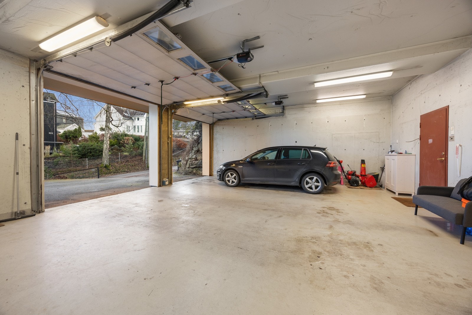 Takhøyden i garasjen er ca. 318 cm. Direkte adkomst fra garasjen inn til boligen.