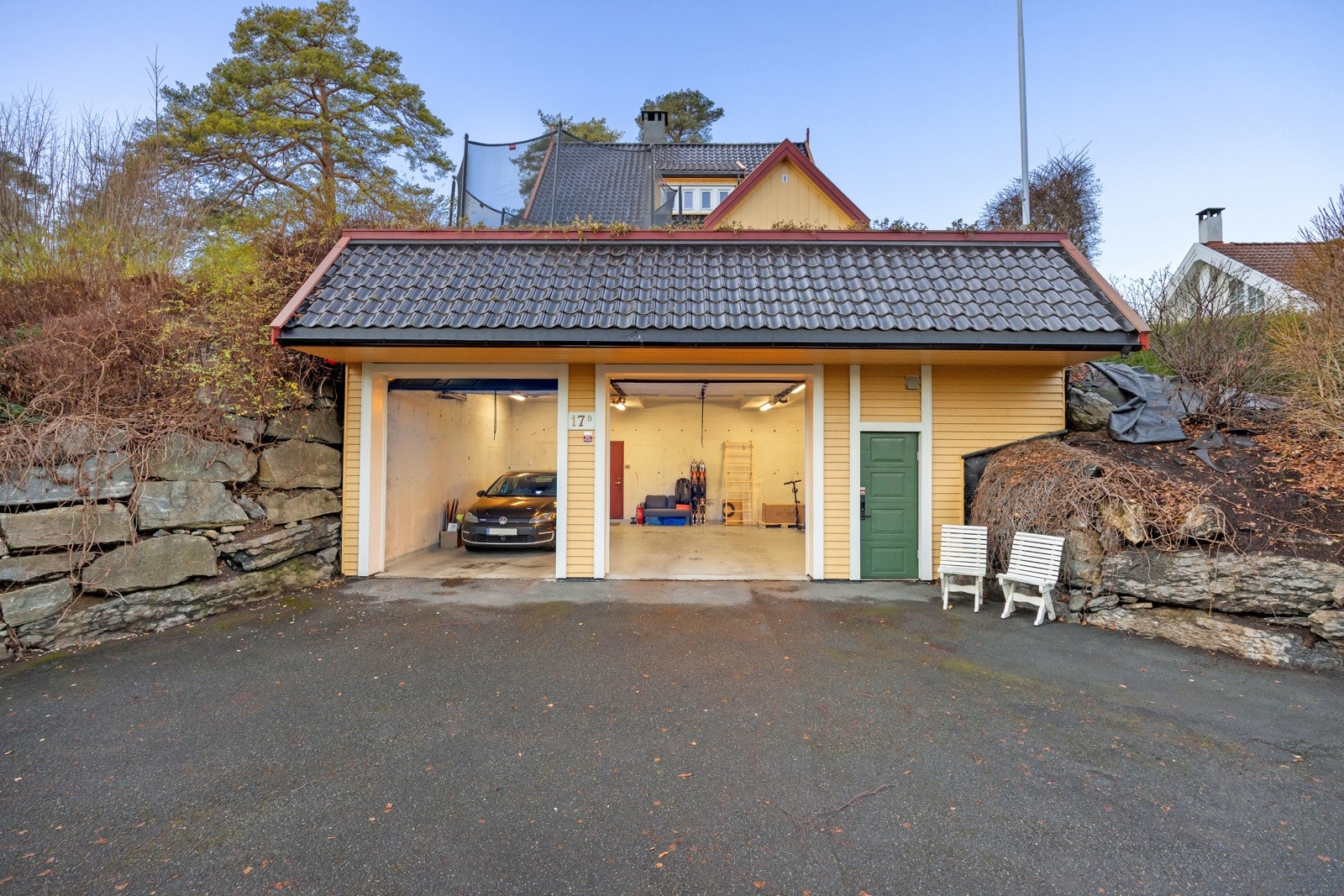 Eiendommen har gode parkeringsforhold på egen tomt, i tillegg til stor garasje.