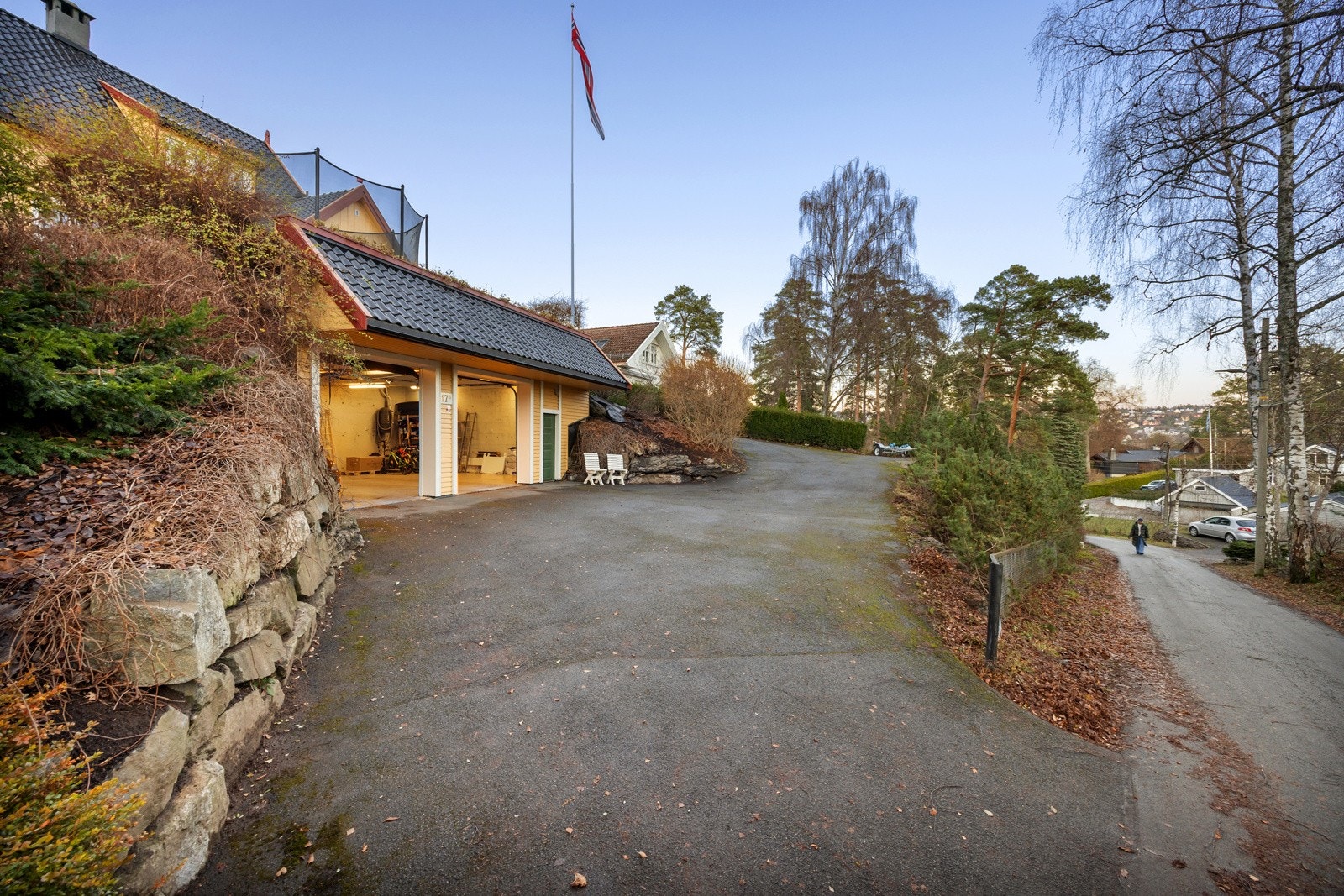 Den romslige tomten gir god avstand til naboer og en sjelden grad av privatliv.