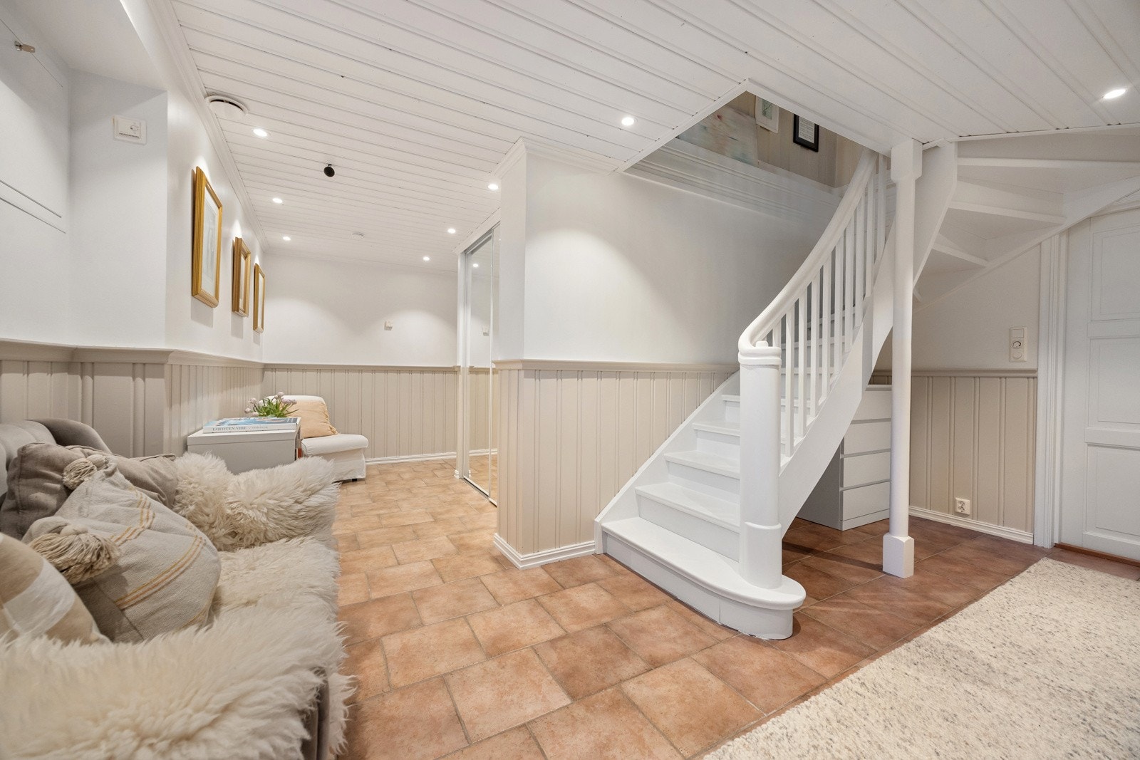 Boligen har en separat hybeldel med egen inngang. Hybelen inneholder stue med kjøkkenløsning, soverom og bad. En funksjonell løsning som passer godt til utleie, gjester eller tenåringsavdeling.