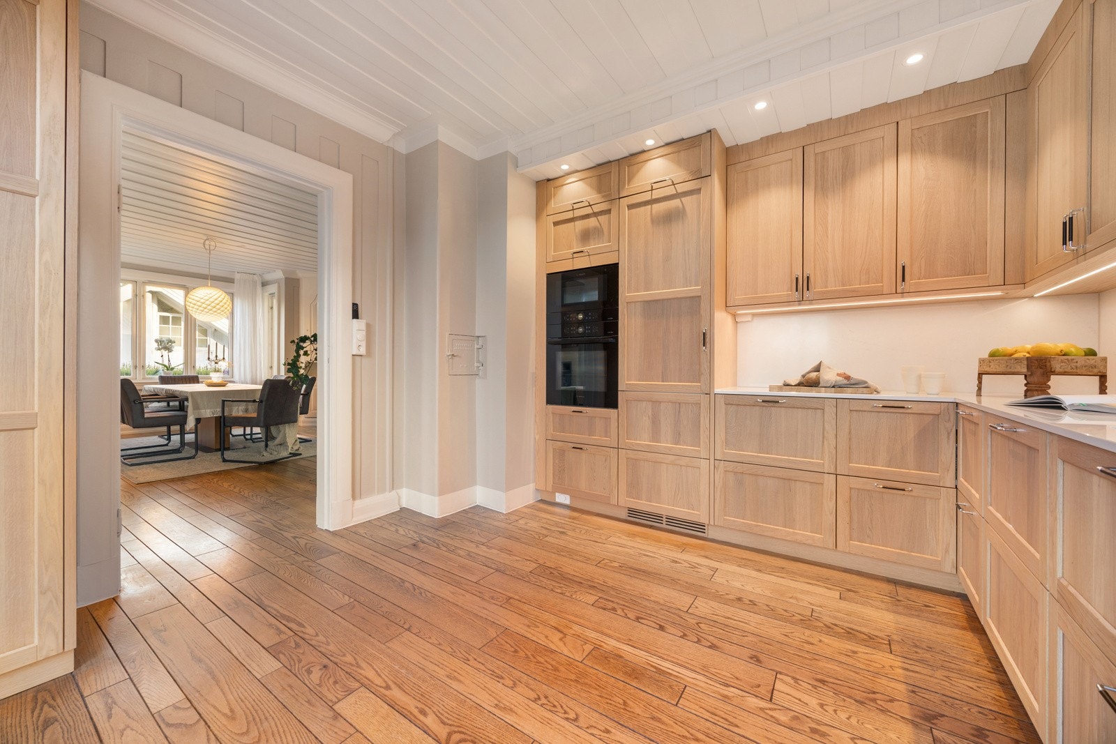 Kjøkkenet ble renovert i 2023 og fremstår som et eksklusivt og gjennomført kvalitetskjøkken fra Drømmekjøkkenet.