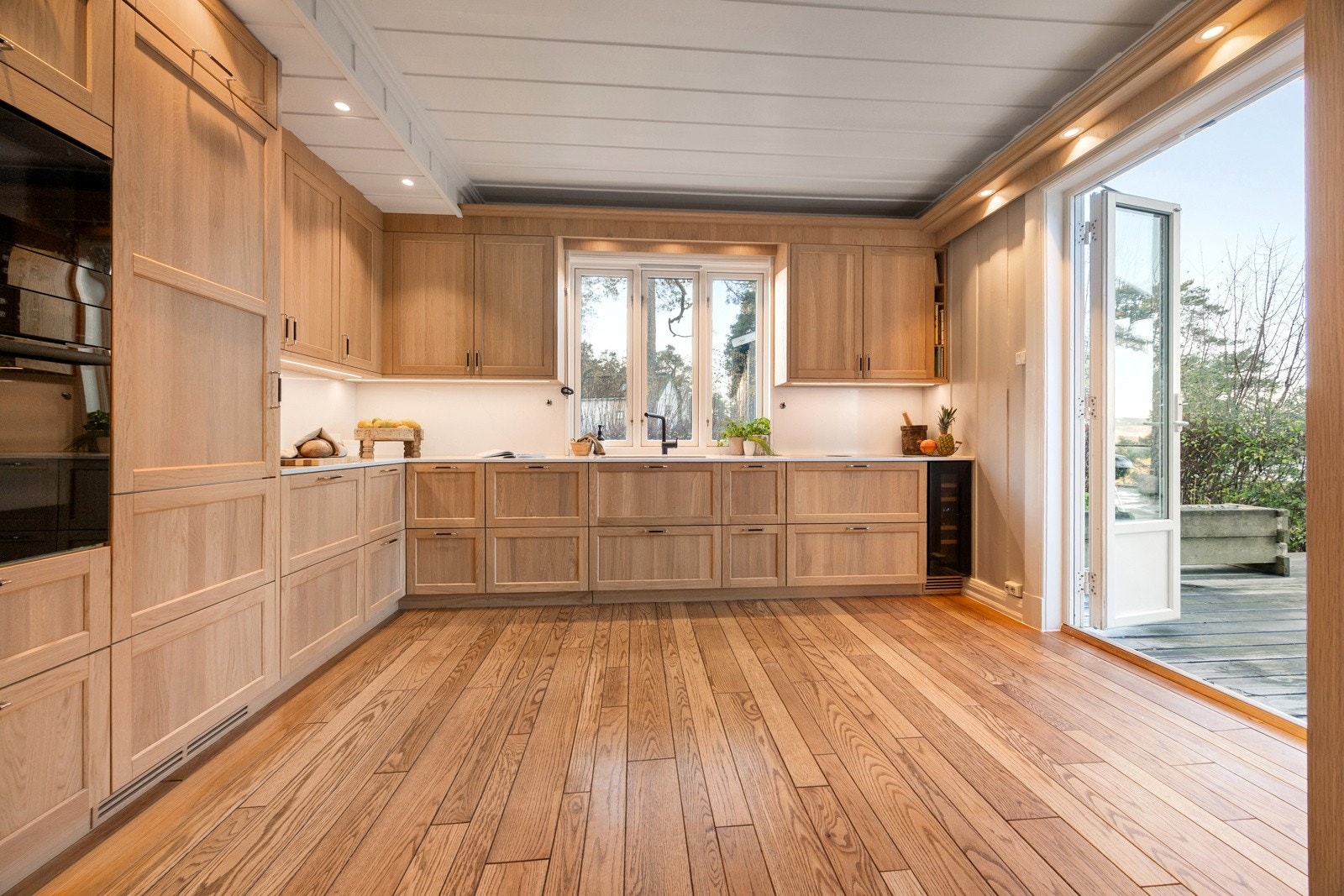 Innredningen er utført i eik, noe som gir et varmt, tidløst og elegant uttrykk.