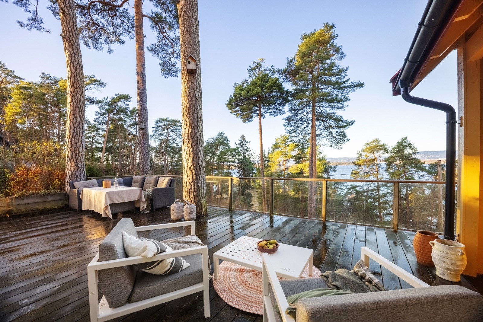 Dette er en sjelden anledning til å sikre seg en innholdsrik eiendom med utsikt, sol, privat beliggenhet og umiddelbar nærhet til strand, på en av Oslos mest ettertraktede øyer.