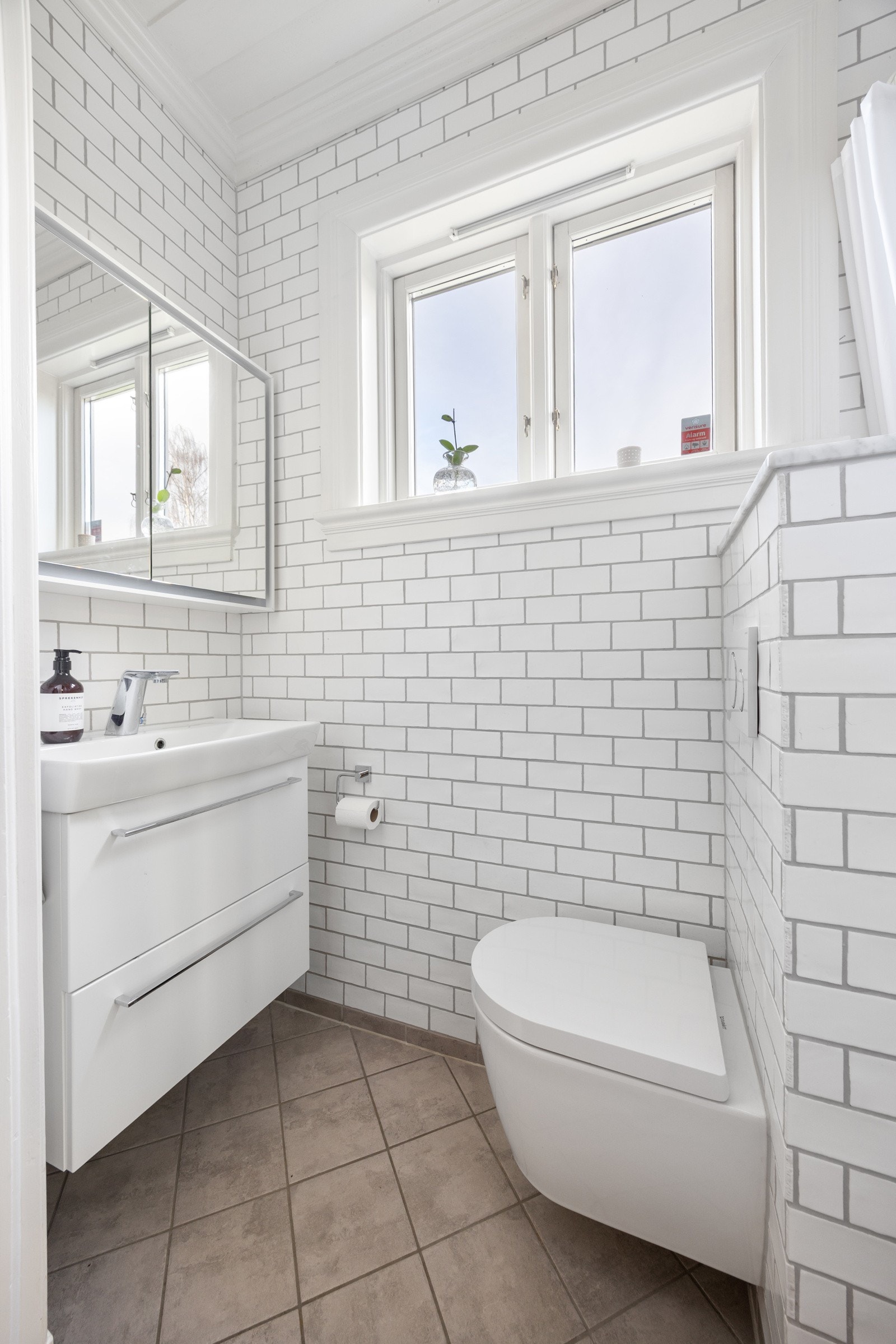 Bad med flislagte vegger og flislagt gulv med elektriske varmekabler.