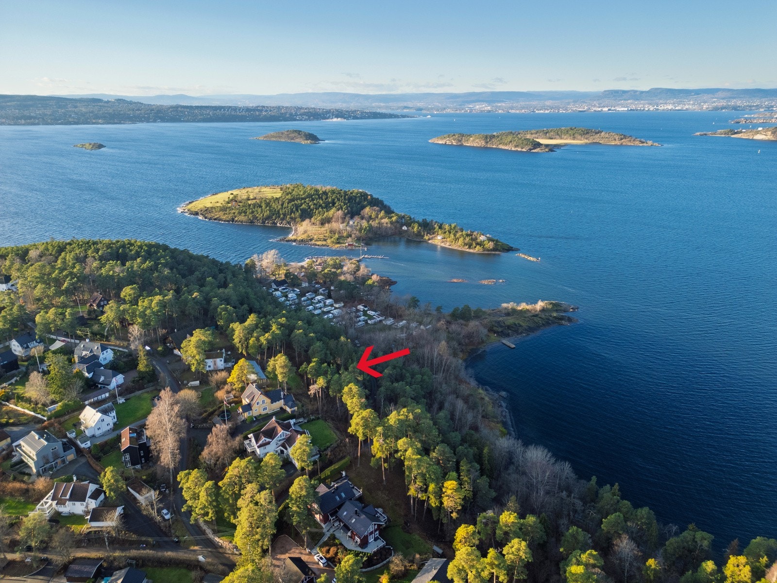 Øya har et variert planteliv, og den sørlige delen av strandsonen inngår i Malmøya og Malmøykalven naturreservat, mens man på den nordlige delen finner Nordre Malmøya naturreservat.