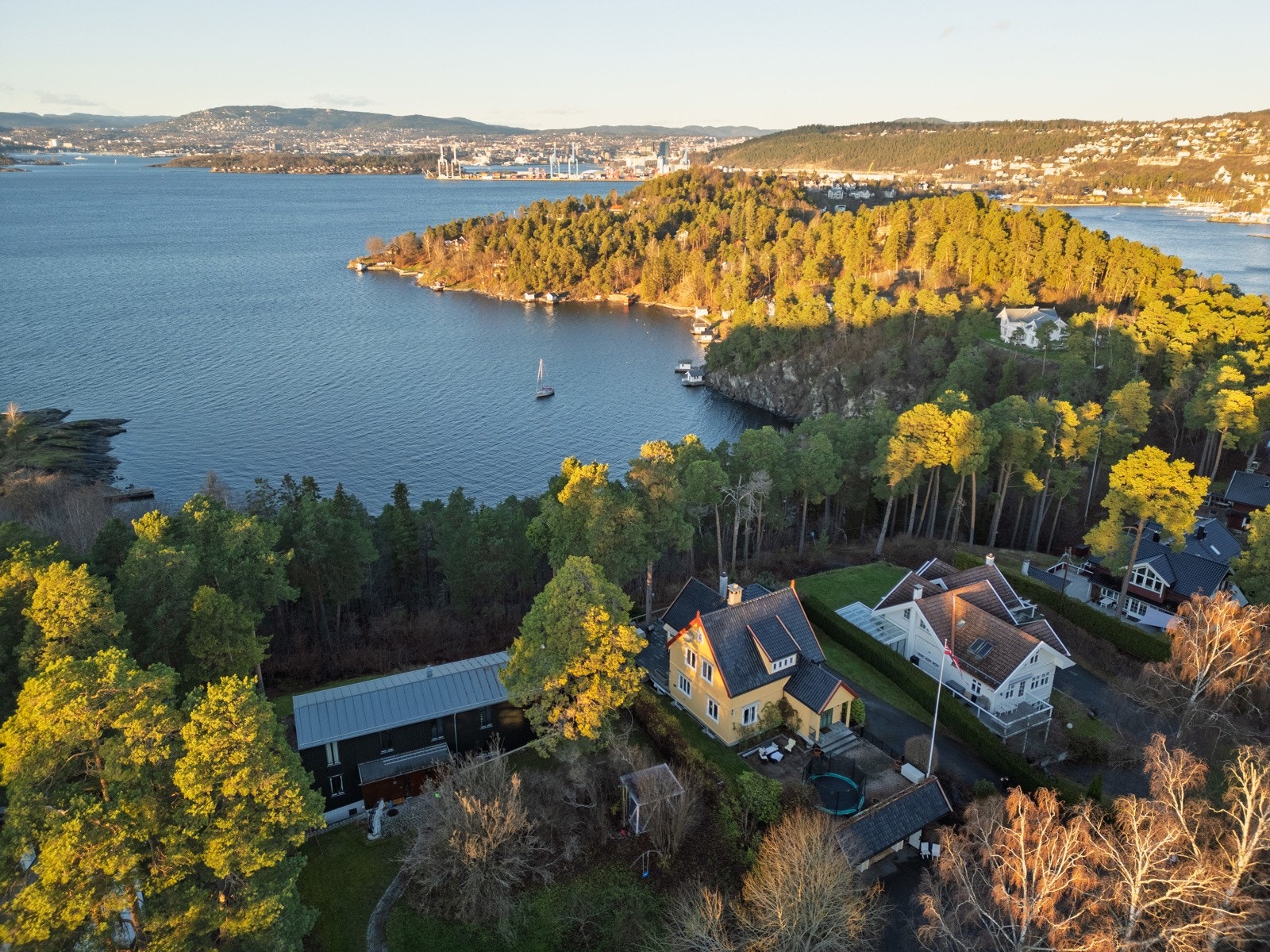 Dette er virkelig en sjelden anledning til å sikre seg en innholdsrik eiendom med utsikt, sol, privat beliggenhet og umiddelbar nærhet til strand, på en av Oslos mest ettertraktede øyer.