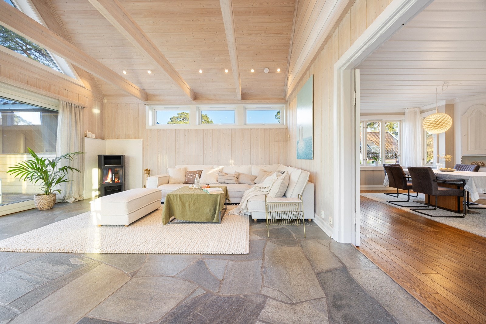 Stuen har god plass til flere soner og inviterer til både rolige hverdager og sosiale sammenkomster.