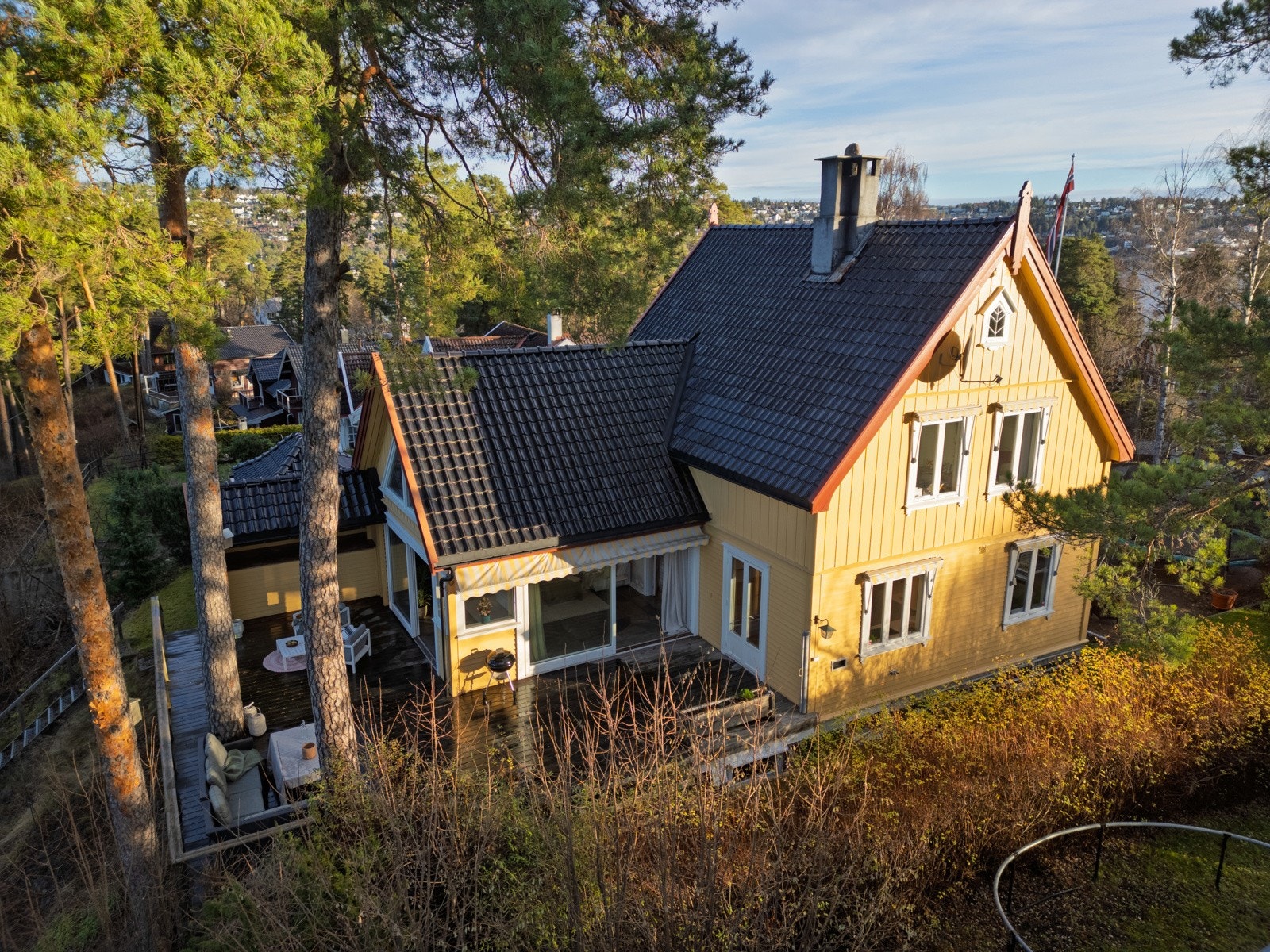 Eiendommen har også kort vei til skoler og barnehager, og flotte tur- og rekreasjonsområder.