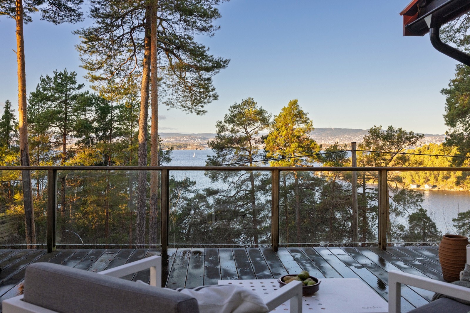 Direkte utgang til terrasse gjør det enkelt å flytte serveringen ut på varme dager.