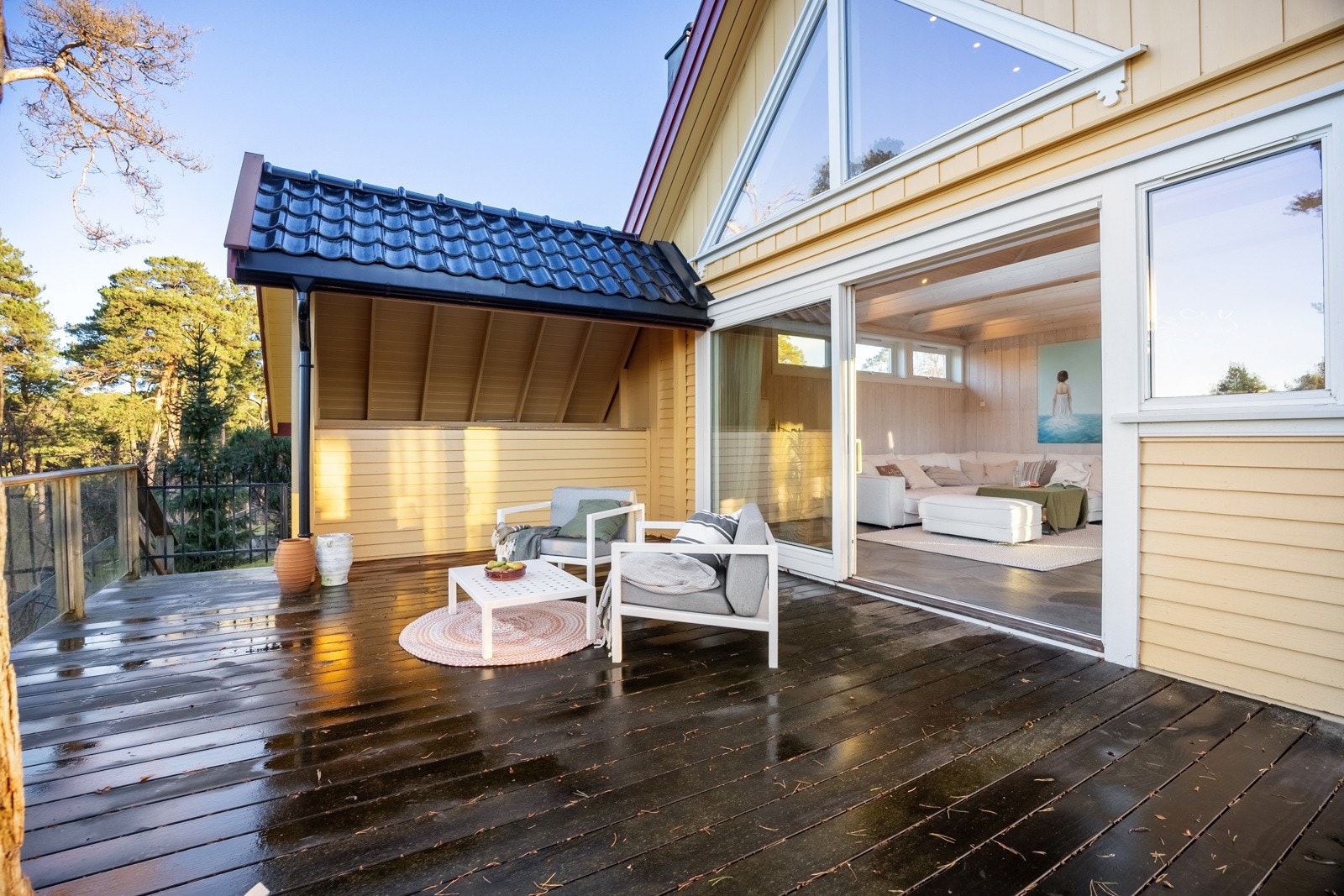 Terrassen har en usjenert og solrik beliggenhet med vakker utsikt mot sjø og natur.