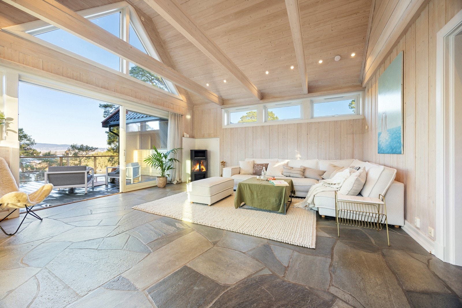 Hoveddelen byr på romslige oppholdsrom, kjøkken med utsikt, fire soverom samlet i egen etasje samt flere bad. I tillegg finnes en separat hybeldel med egen inngang.