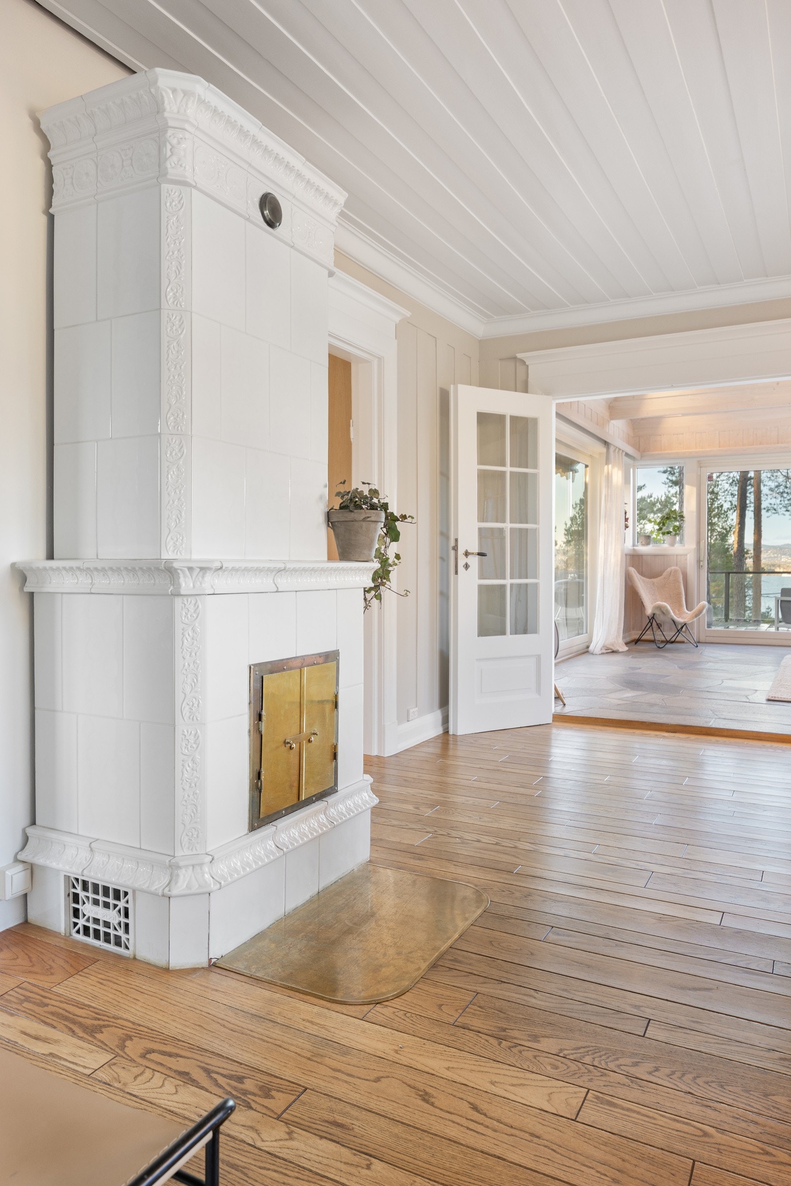 En vakker kakkelovn gir rommet karakter og bidrar til en varm og lun stemning. Et naturlig samlingspunkt året rundt.