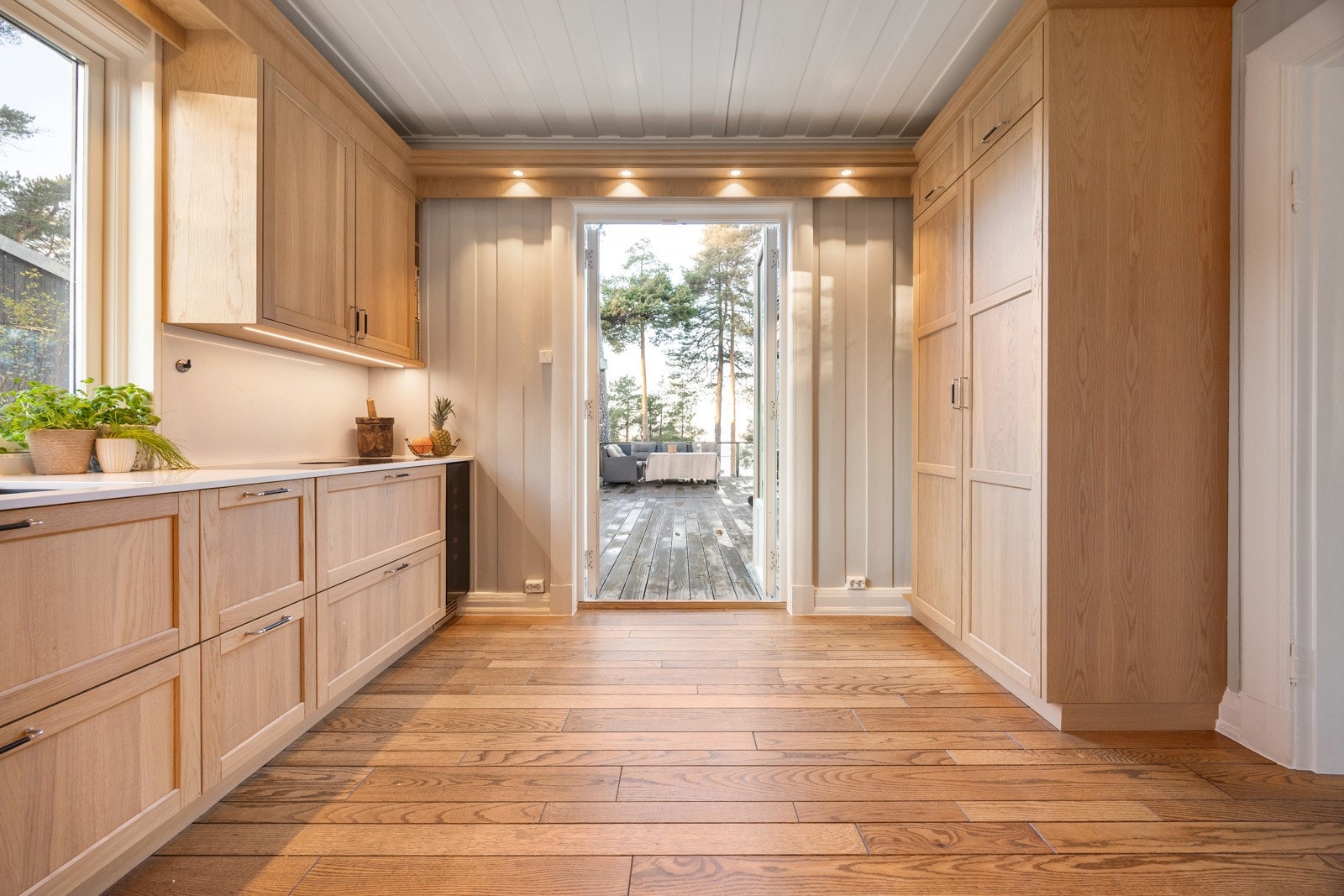 Utsikten fra kjøkkenet er rett og slett fantastisk. Her tilberedes måltider med blikket rettet mot sjø, himmel og trekroner.