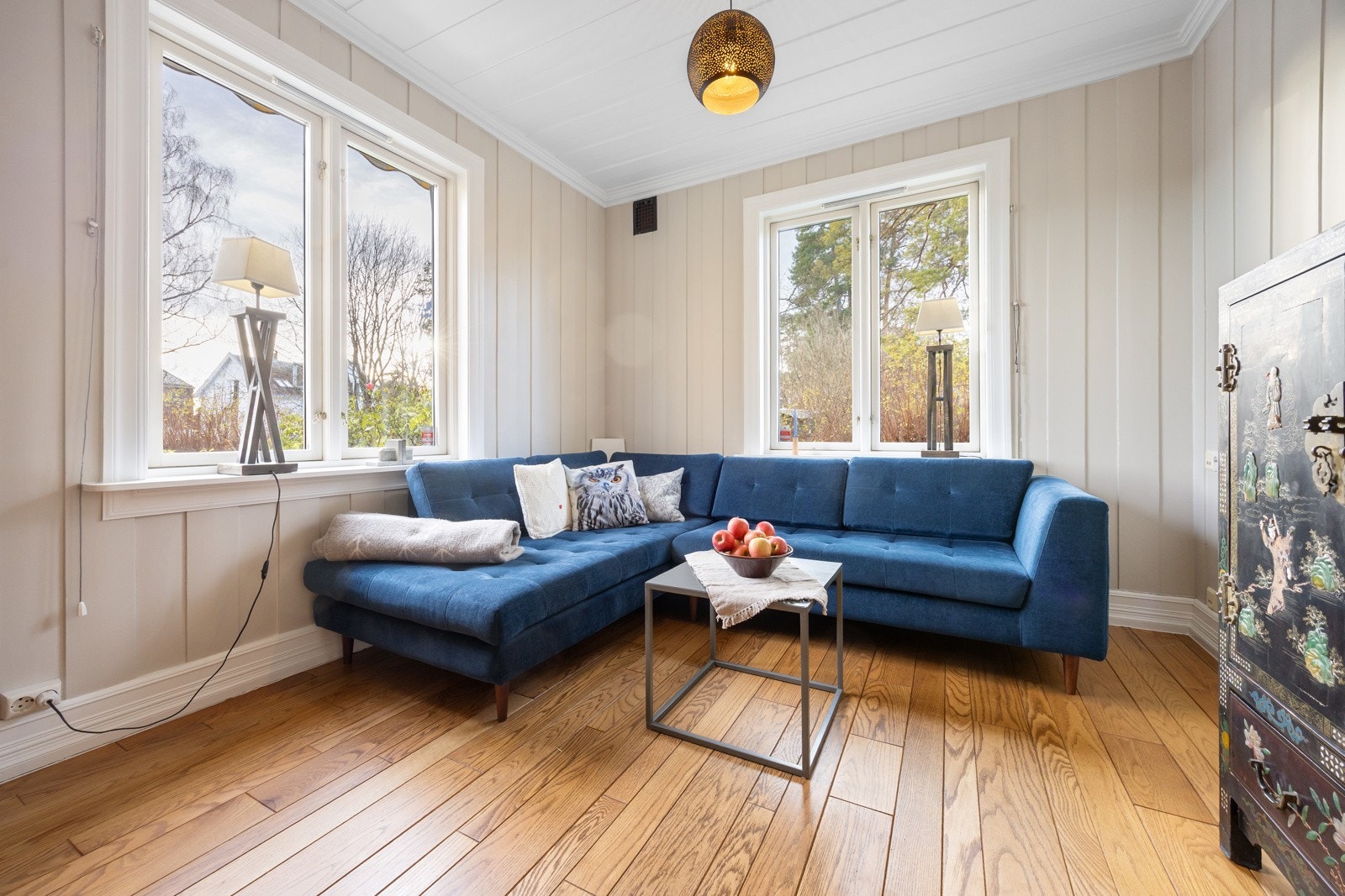 Plasseringen er rolig og tilbaketrukket. Store vinduer slipper inn rikelig med dagslys og gir rommet en behagelig atmosfære.