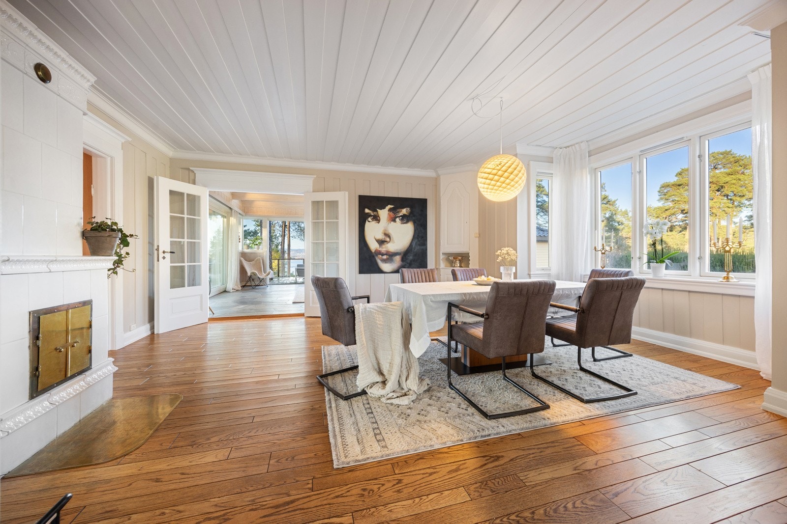 Spisestuen er et romslig og elegant rom med god plass til et større spisebord.