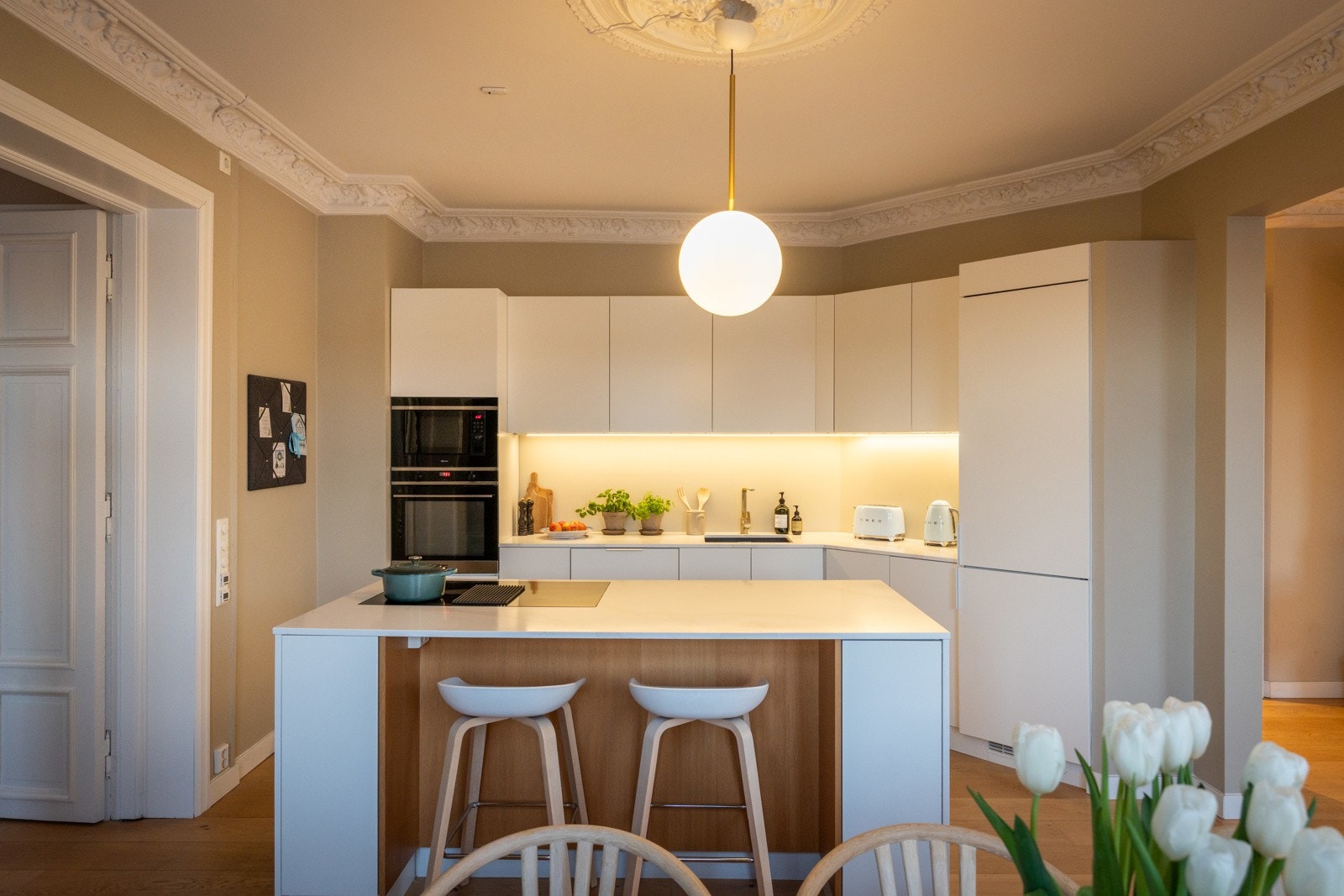 Kjøkkenet er utstyrt med integrerte hvitevarer bestående av kjøl/fryseskap, oppvaskmaskin, platetopp, stekeovn og mikrobølgeovn. Galleribilde