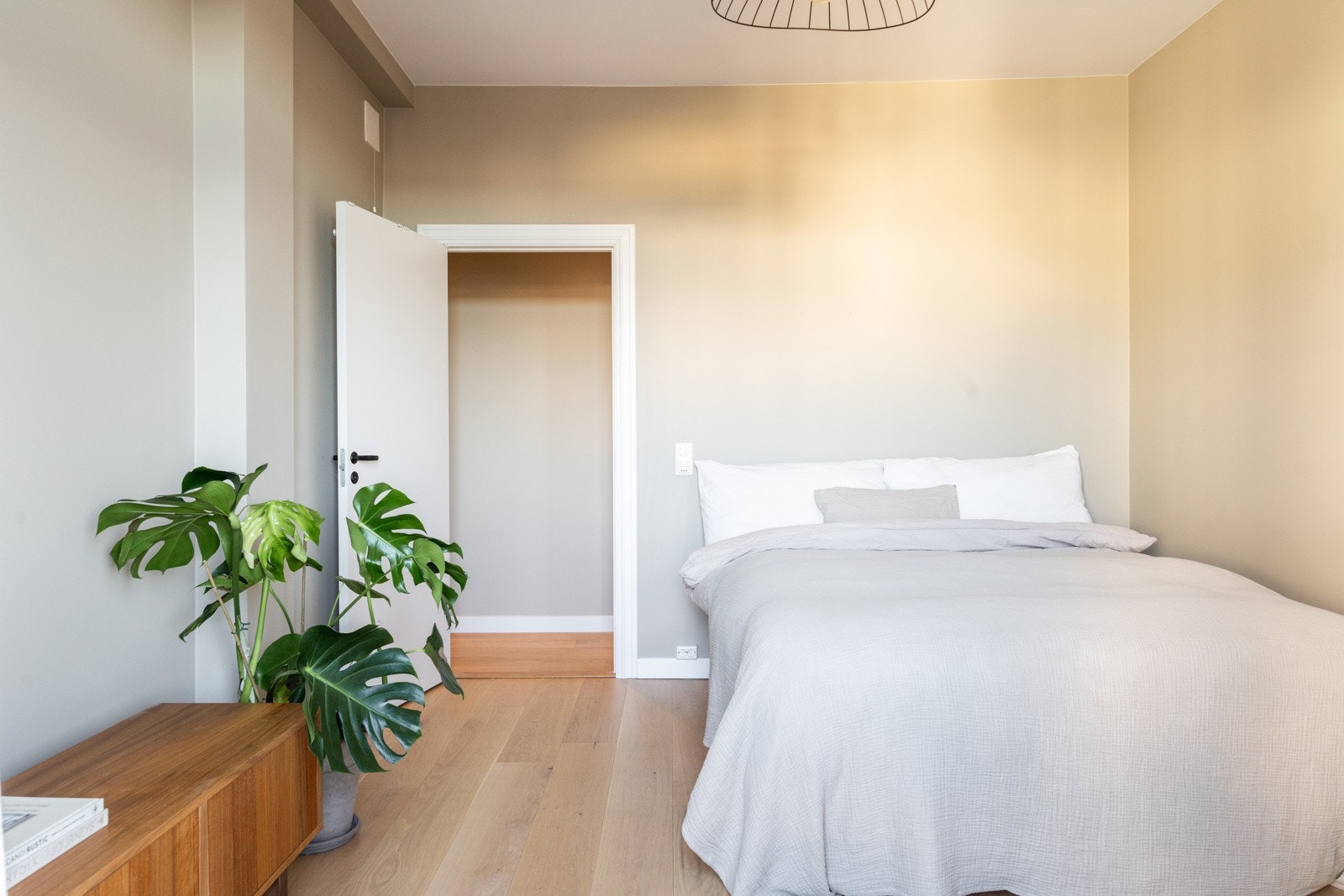 Soverom 2 har god plass til både dobbeltseng og oppbevaringsløsninger. Galleribilde