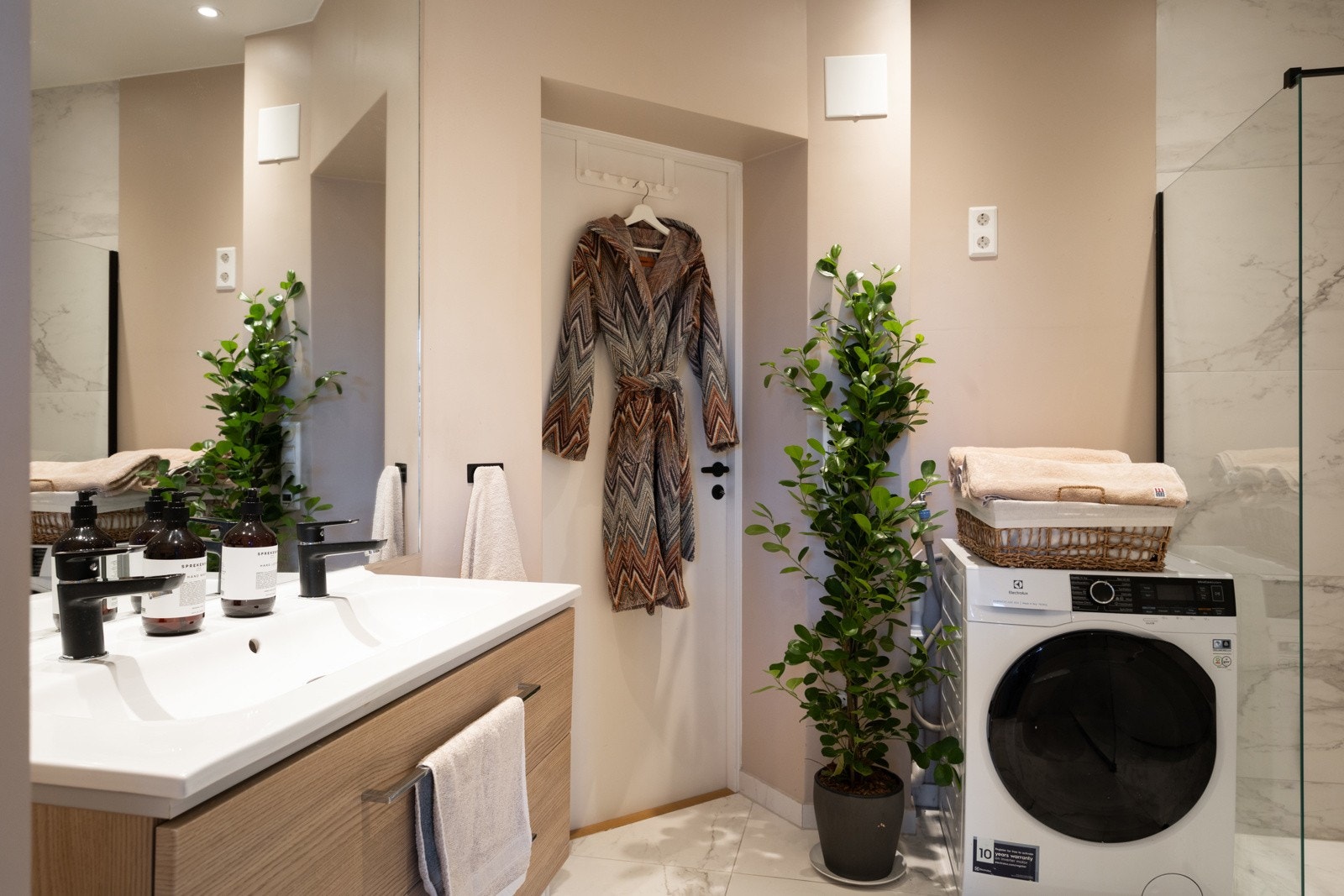 Bad fra 2021 som fremstår moderne og tidsriktig. Det er varmekabler i gulv og downlights i tak, som gir god komfort og jevn belysning. Galleribilde