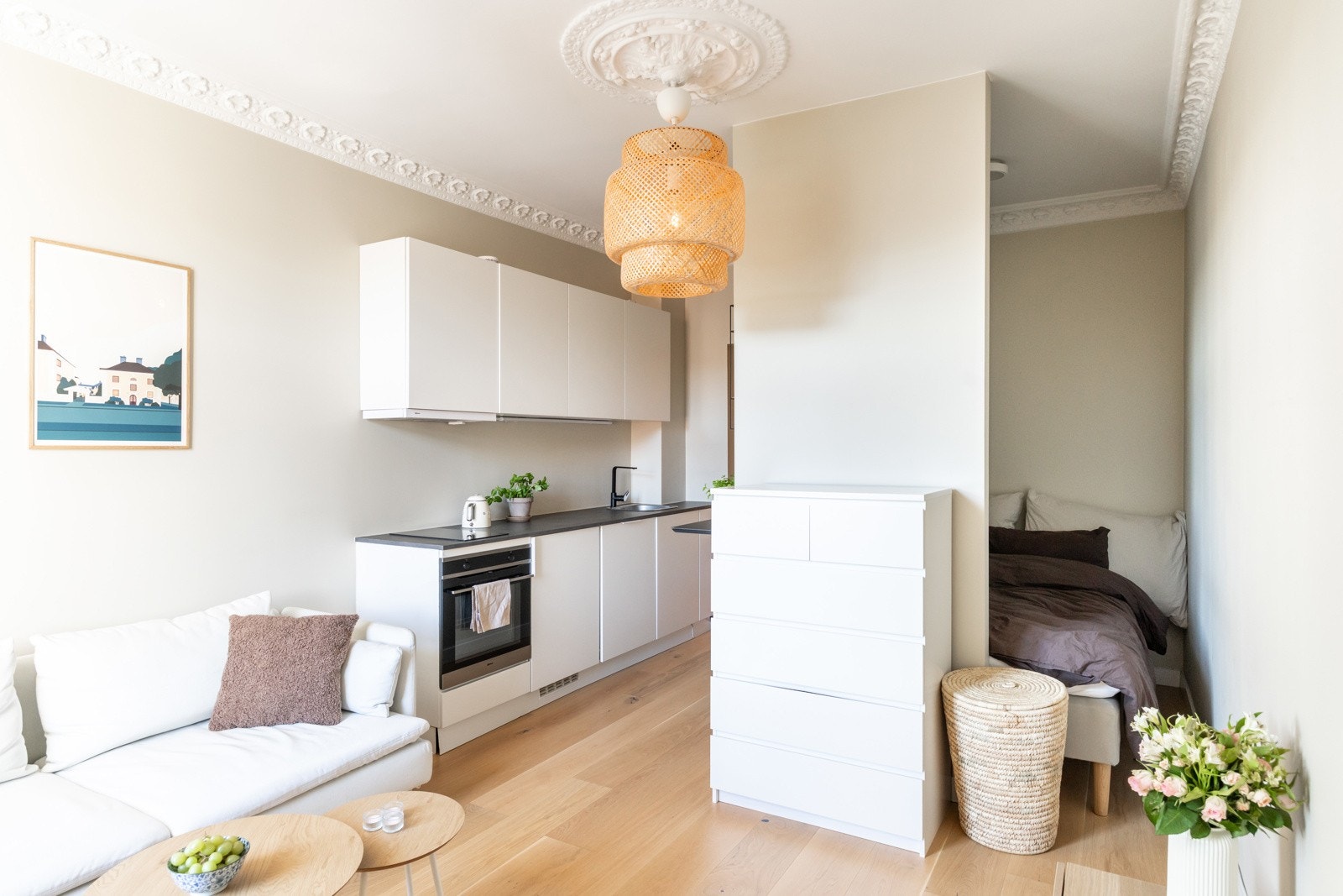 Hybelen har en funksjonell romløsning med oppholdsrom og kjøkkenløsning, samt eget bad. Galleribilde