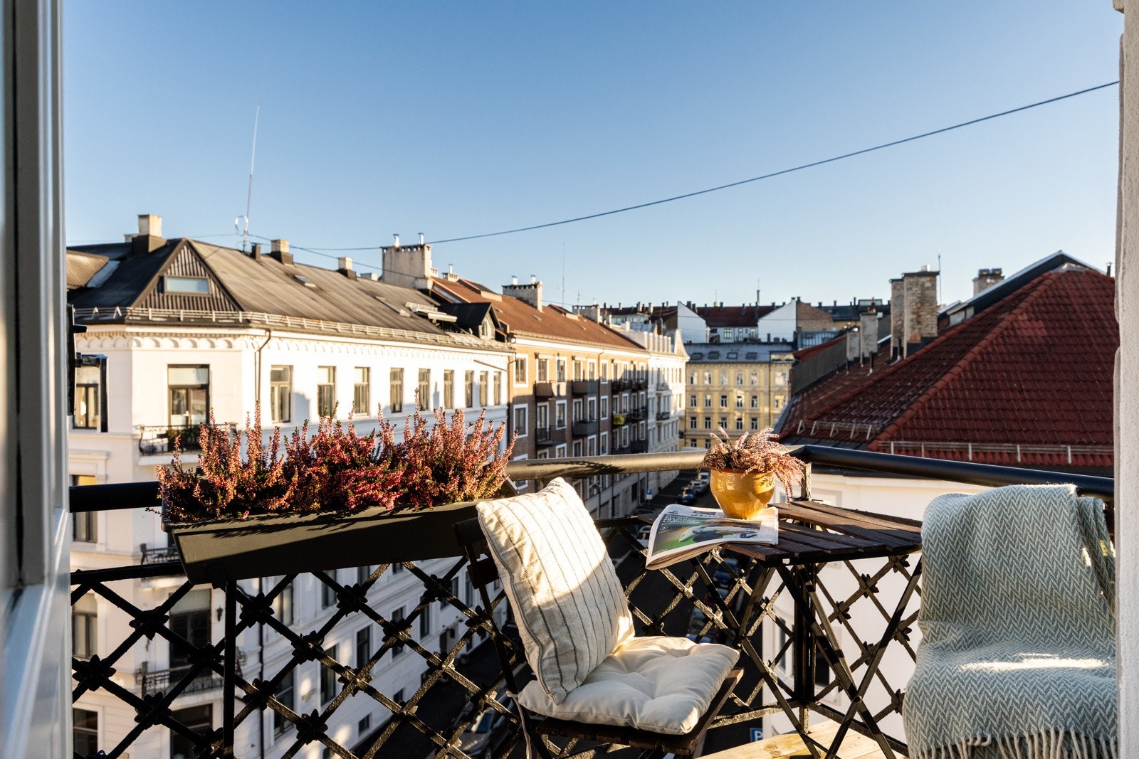 Fra stuen er det utgang til balkong med hyggelig utsyn og gode solforhold. Galleribilde