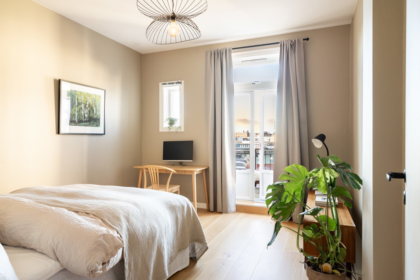 Soverommet har utgang til hyggelig balkong som vender mot rolig bakgård. Galleribilde