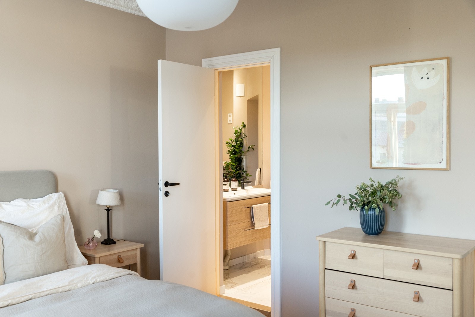 Hovedsoverommet har direkte adkomst til bad, noe som gir en praktisk og privat løsning. Galleribilde