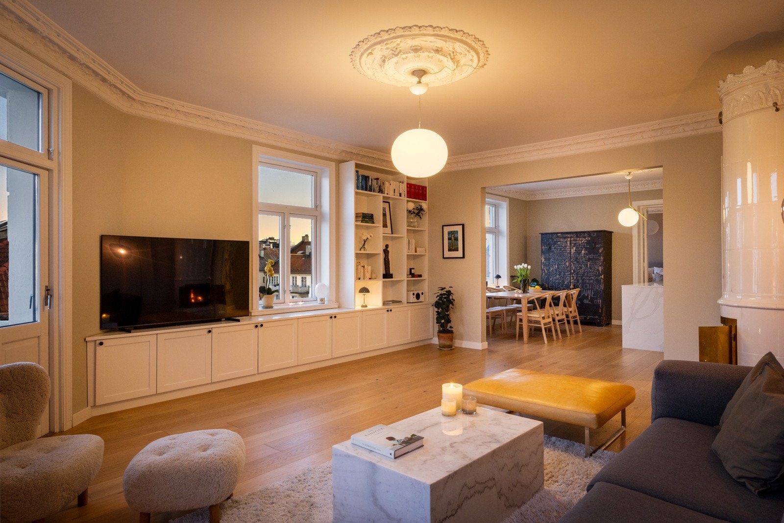 Stuen har en åpen og funksjonell utforming med fleksible møbleringsmuligheter. Galleribilde