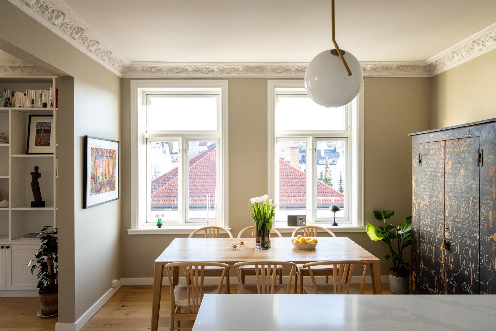 Løsningen gir en naturlig overgang mot spiseplass og stue, og egner seg godt både til hverdag og sosiale anledninger. Galleribilde