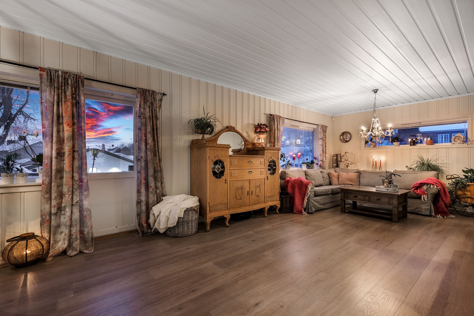 Gulvet er belagt med laminatgulv, og vegger består av malte overflater. Galleribilde