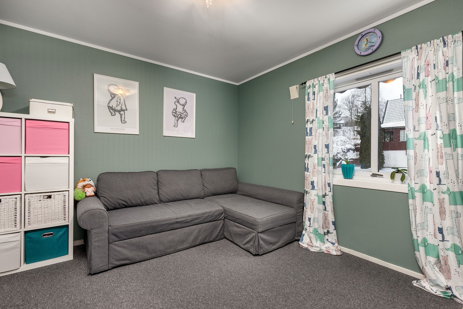 Soverom - 1. etasje. Innredet med sofa og oppbevaring. Galleribilde