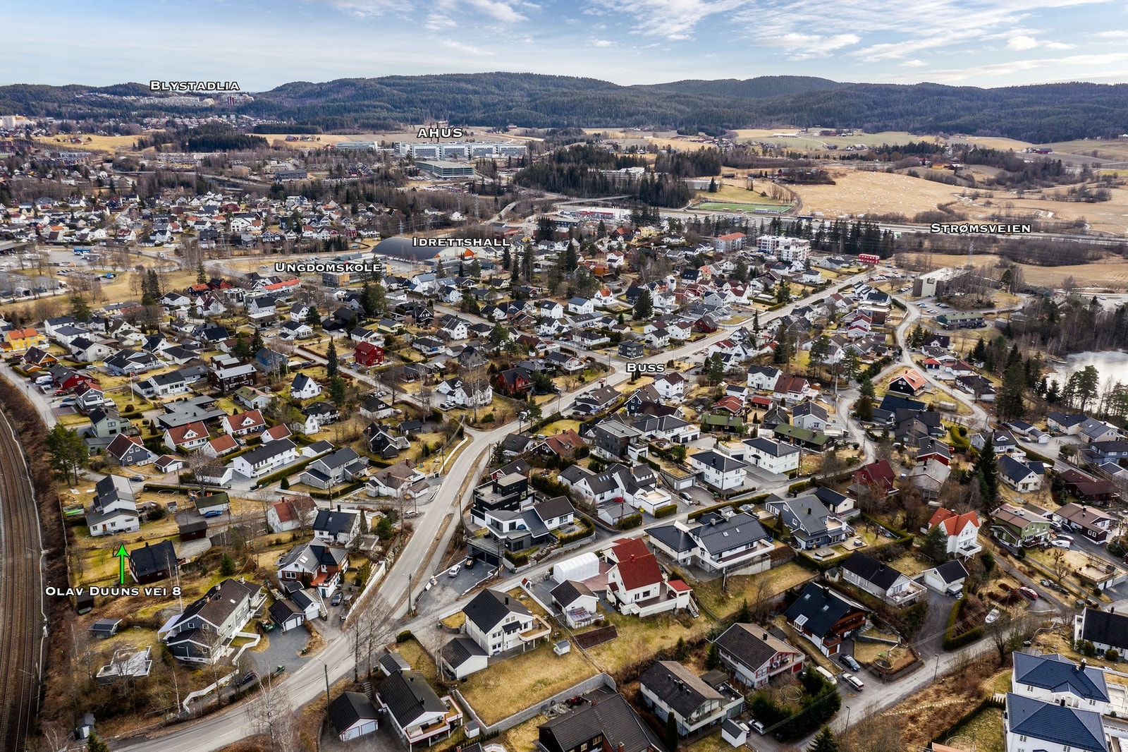 Nærmeste bussholdeplass er Hanaborg og ligger kun 2,80 meter fra boligen. Nærmeste togstasjon er Haneborg og ligger kun 5 minutters gangavstand fra boligen. Herfra går det tog mot Oslo sentrum med avganger 4 ganger i timen. Galleribilde