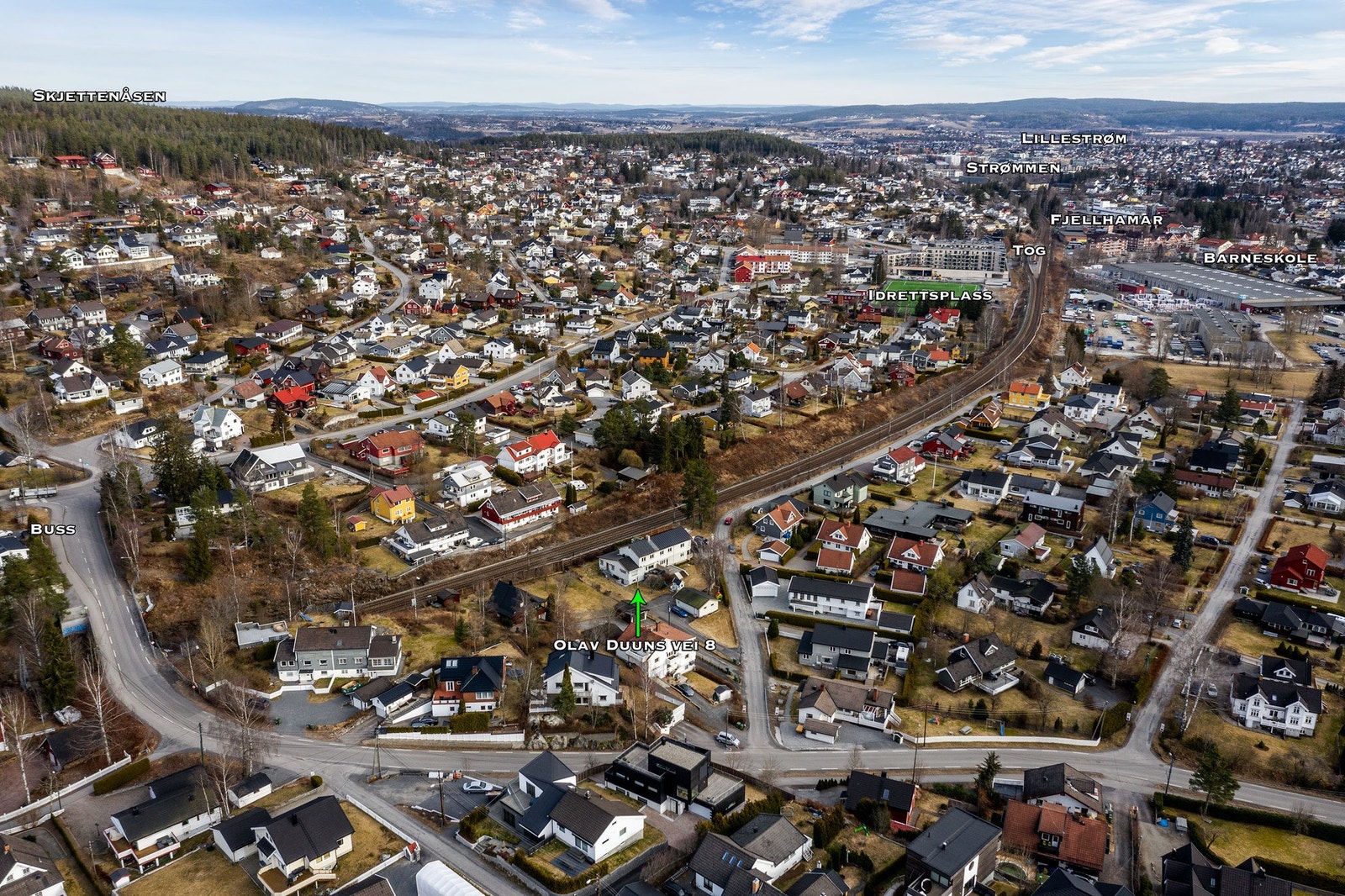 Dagligvarehandelen kan enkelt gjøres ved bl.a. Kiwi Fjellhamar (1,4 km). Fra boligen er det kort vei til både Lørenskog Storsenter Triaden og Metro Senter. Her finner man et rikt utvalg av forretninger, kaféer og restauranter. Galleribilde