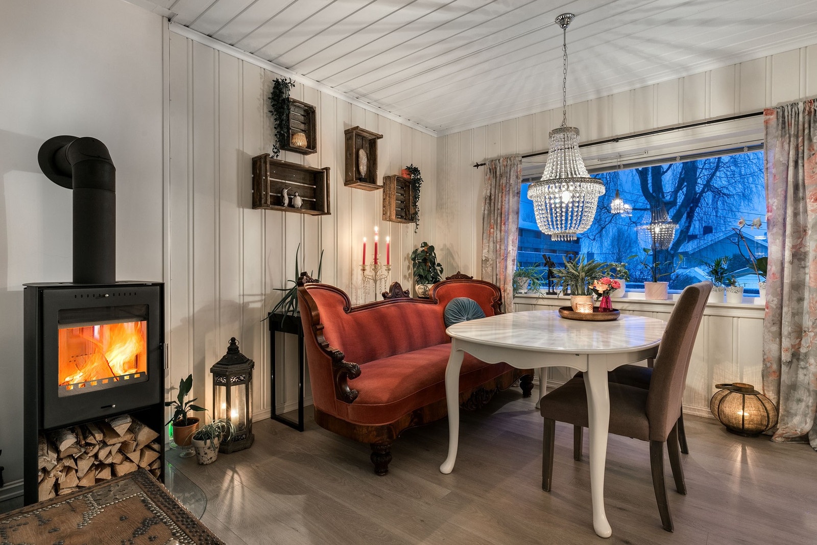 Det er installert en moderne peisovn som avgir varme og skaper en god atmosfære i rommet. Galleribilde