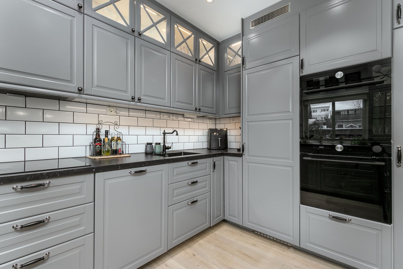 Kjøkkenet er utformet i praktisk U-form og har rikelig med skap og benkeplass. Galleribilde