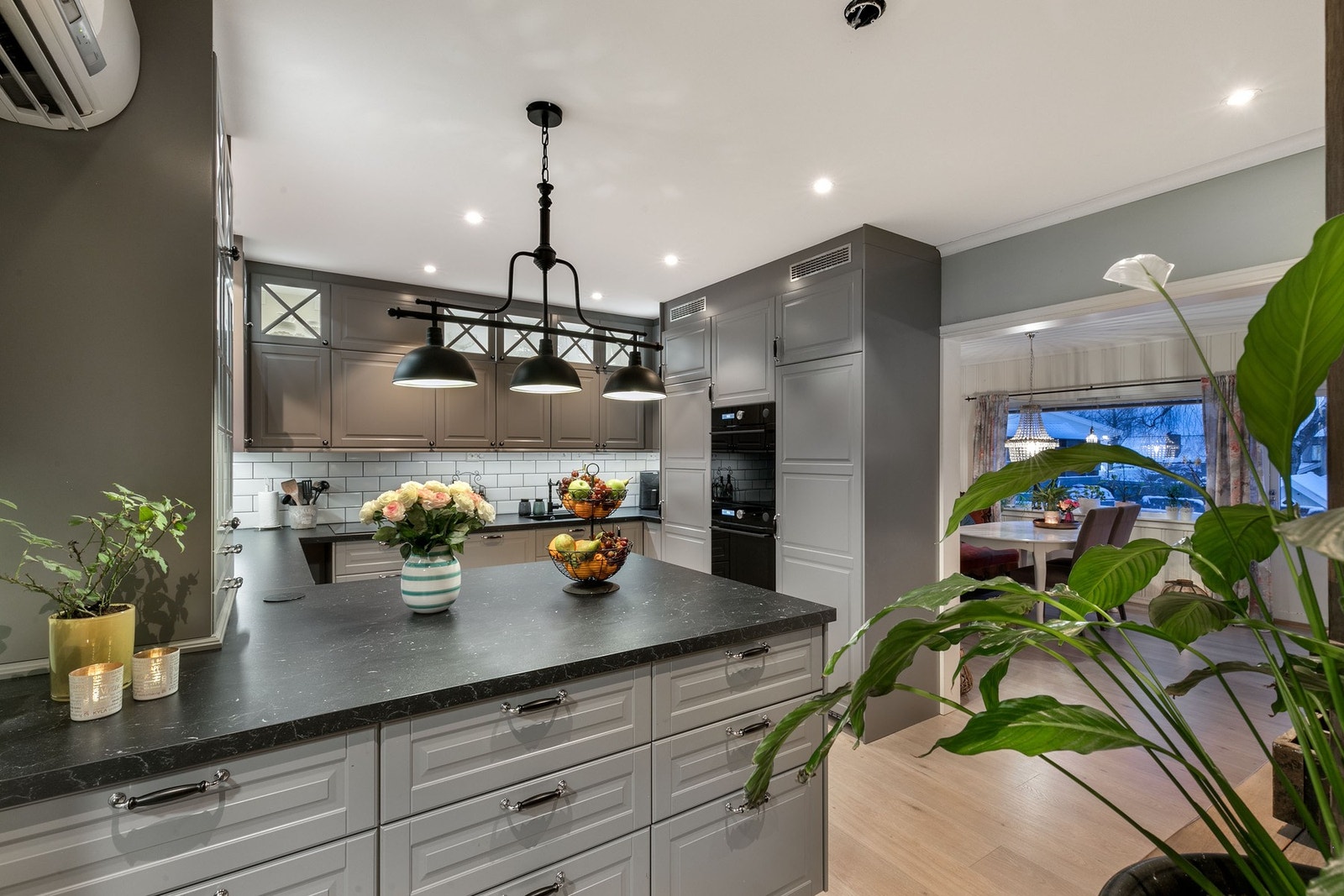 Kjøkkeninnredning med profilerte fronter i gråfarge Galleribilde