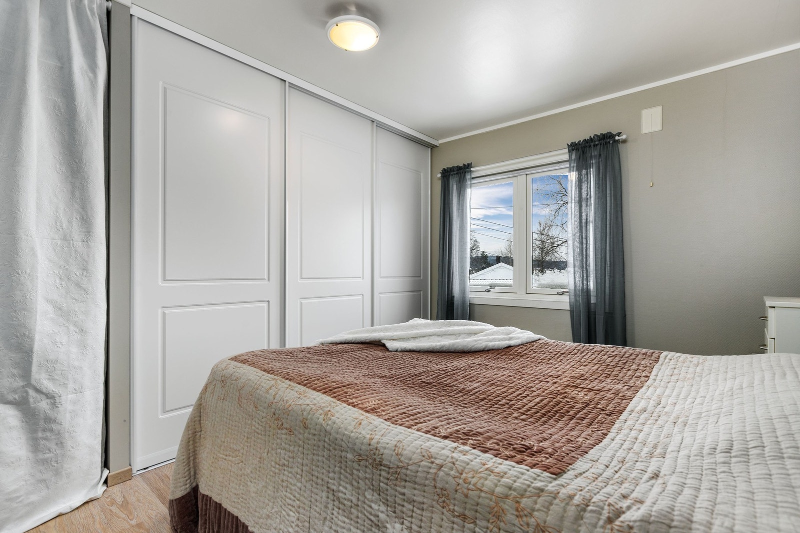 Stort garderobeskap med profilerte fronter. Galleribilde