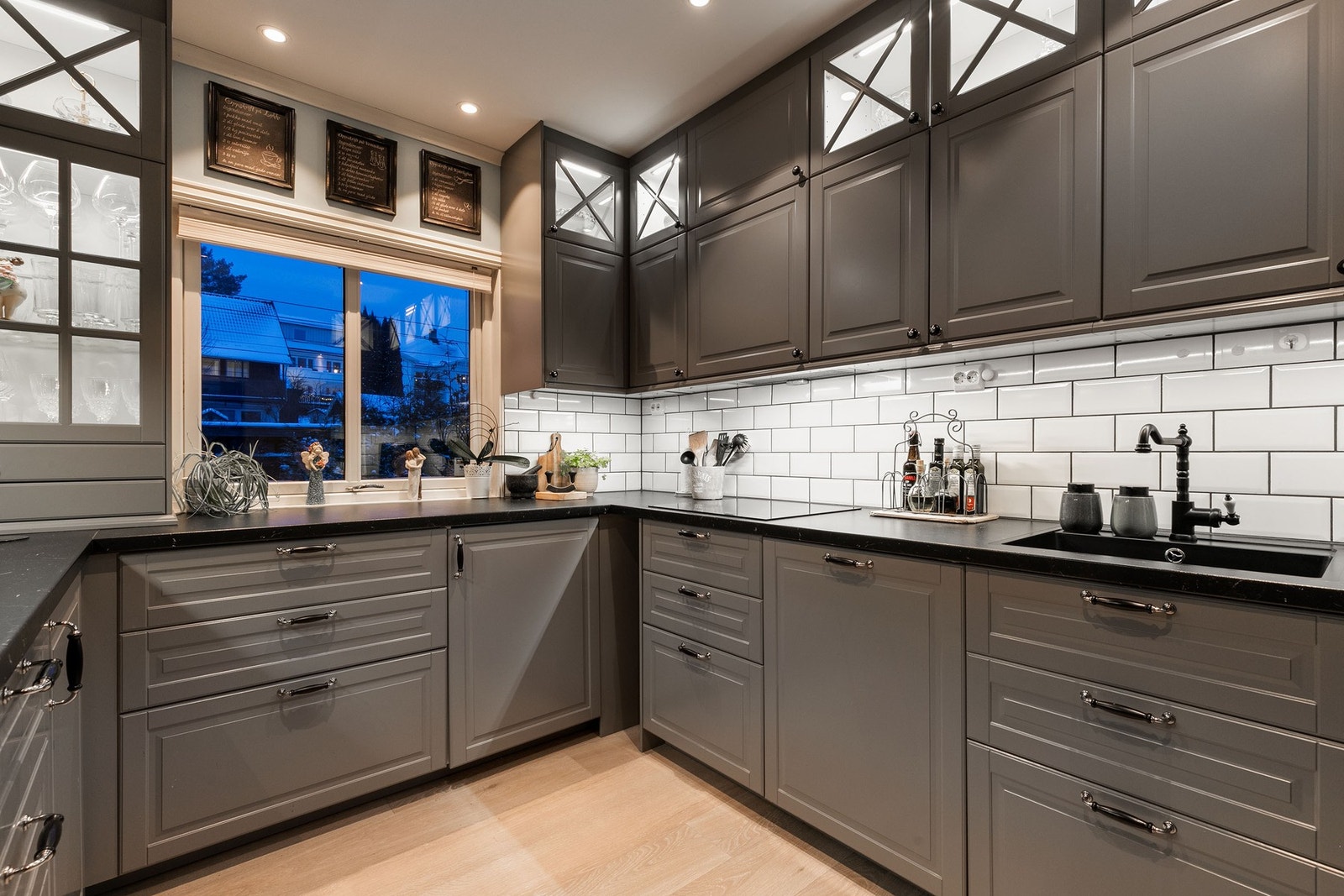 Belysning under overskap og lys i overskap/vitrineskap med glassdører. Galleribilde