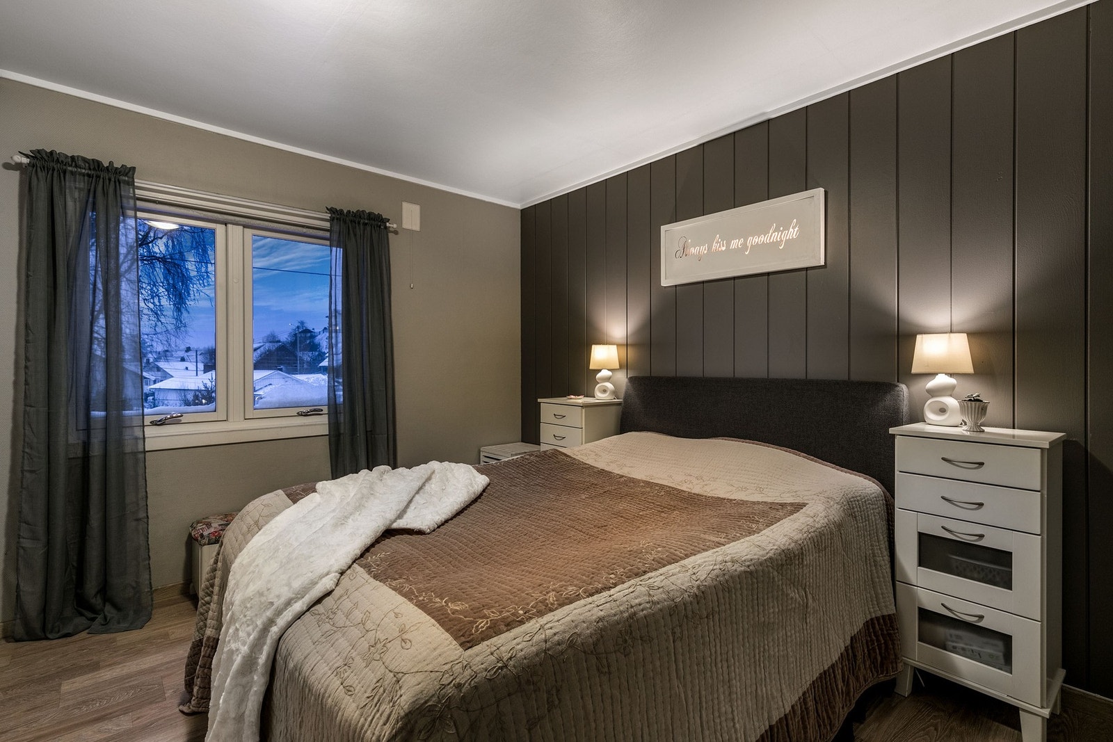 Hovedsoverommet er av god størrelse og med fin plass til dobbeltseng med tilhørende nattbord. Galleribilde