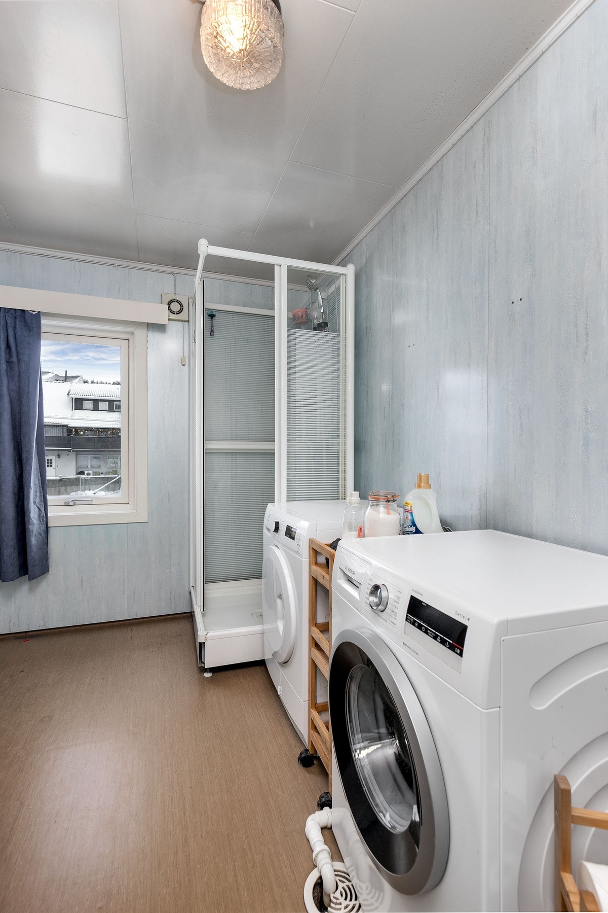 Eldre bad i 2. etasje fra 1990 av stor størrelse. Badet har vinylbelegg på gulv og våtromsplater på vegger. Galleribilde