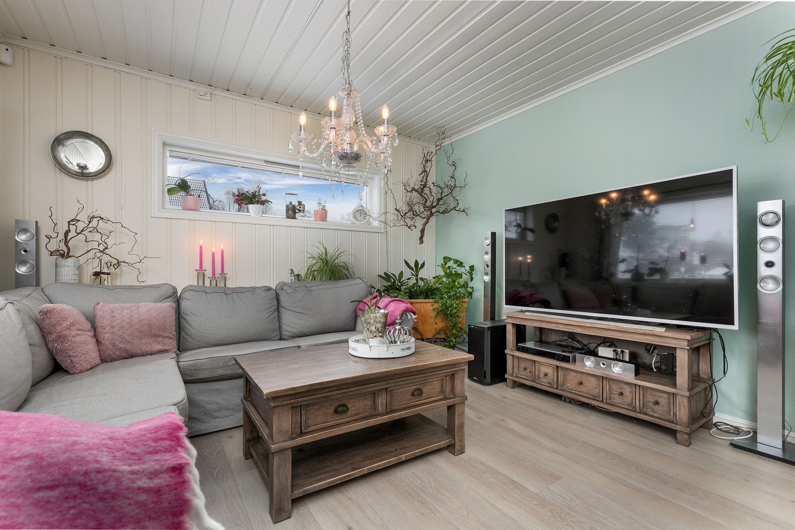 God avsatt plass til å sette inn sofa med tilhørende sofabord Galleribilde