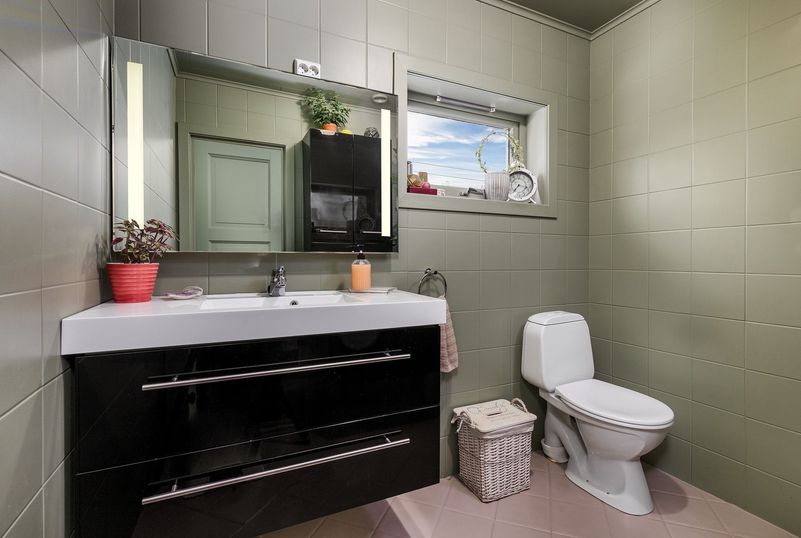 Eldre flislagt bad i 1. etasje fra 1990 av god størrelse, med varmekabler i gulv. Galleribilde