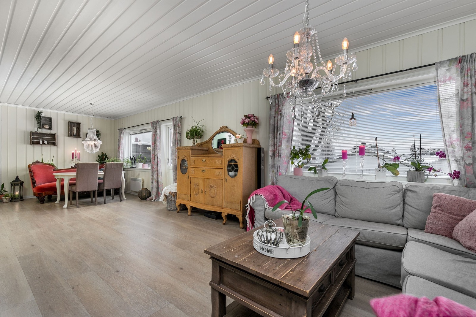 Svært gode lysforhold med vinduer som sørger for rikelig med lysinnslipp. Galleribilde