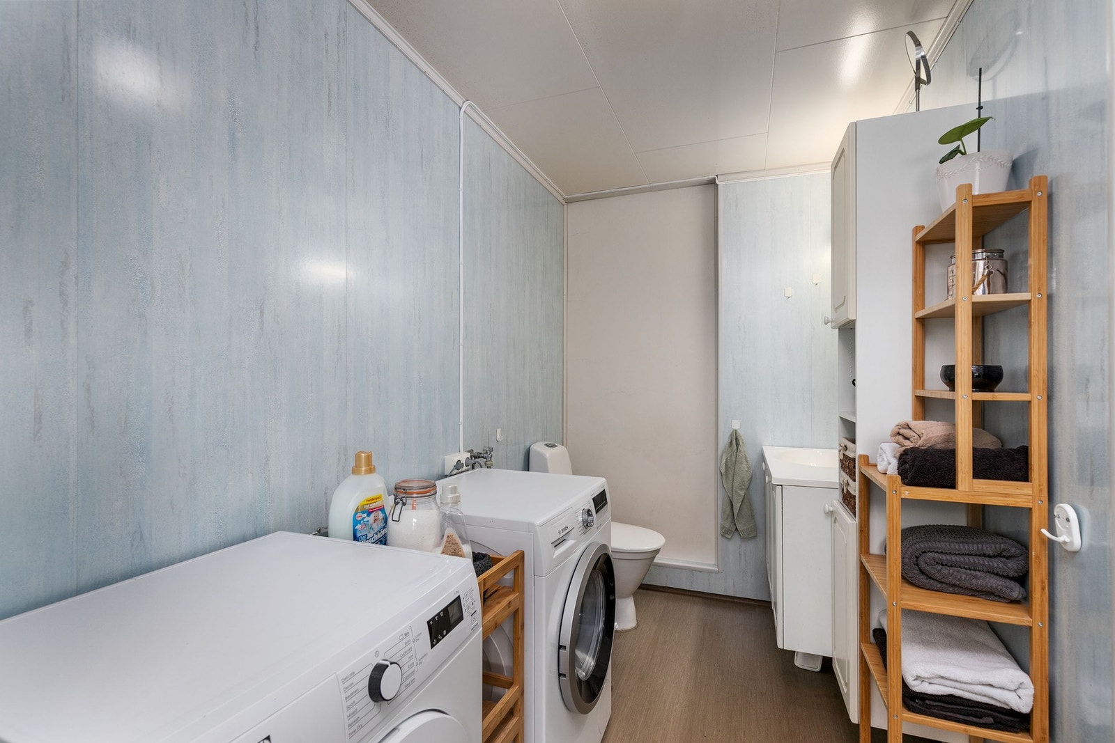 Innredningen består av servantinnredning med skap, med profilerte fronter med håndtak. Badet har fått TG2. Galleribilde