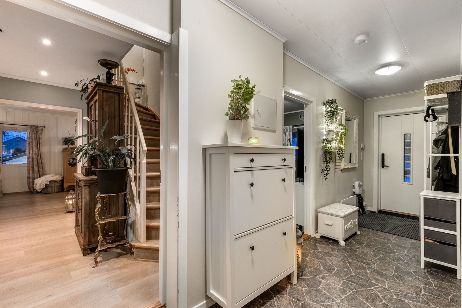 Lys og trivelig entré med lysmalte overflater. Galleribilde