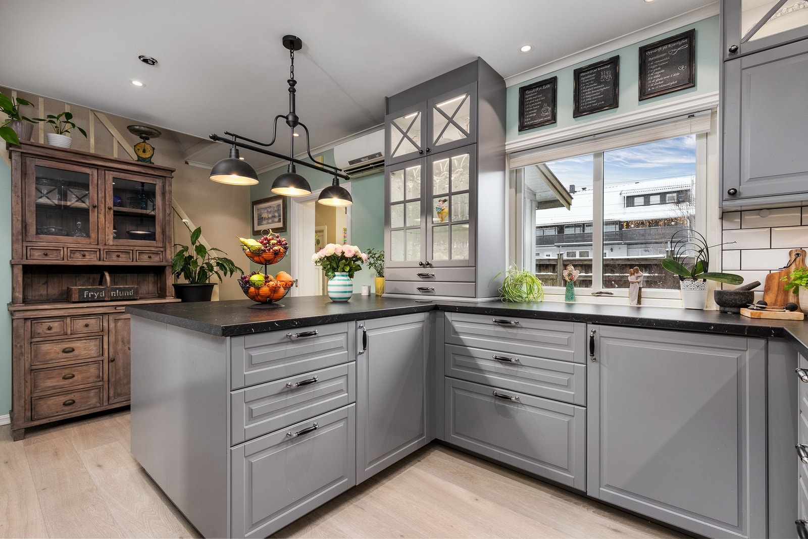 Kjøkkenet har flotte integrerte hvitevarer som to stekeovner med dampfunksjon, platetopp, separat kjøleskap og separat fryseskap, samt oppvaskmaskin. Galleribilde